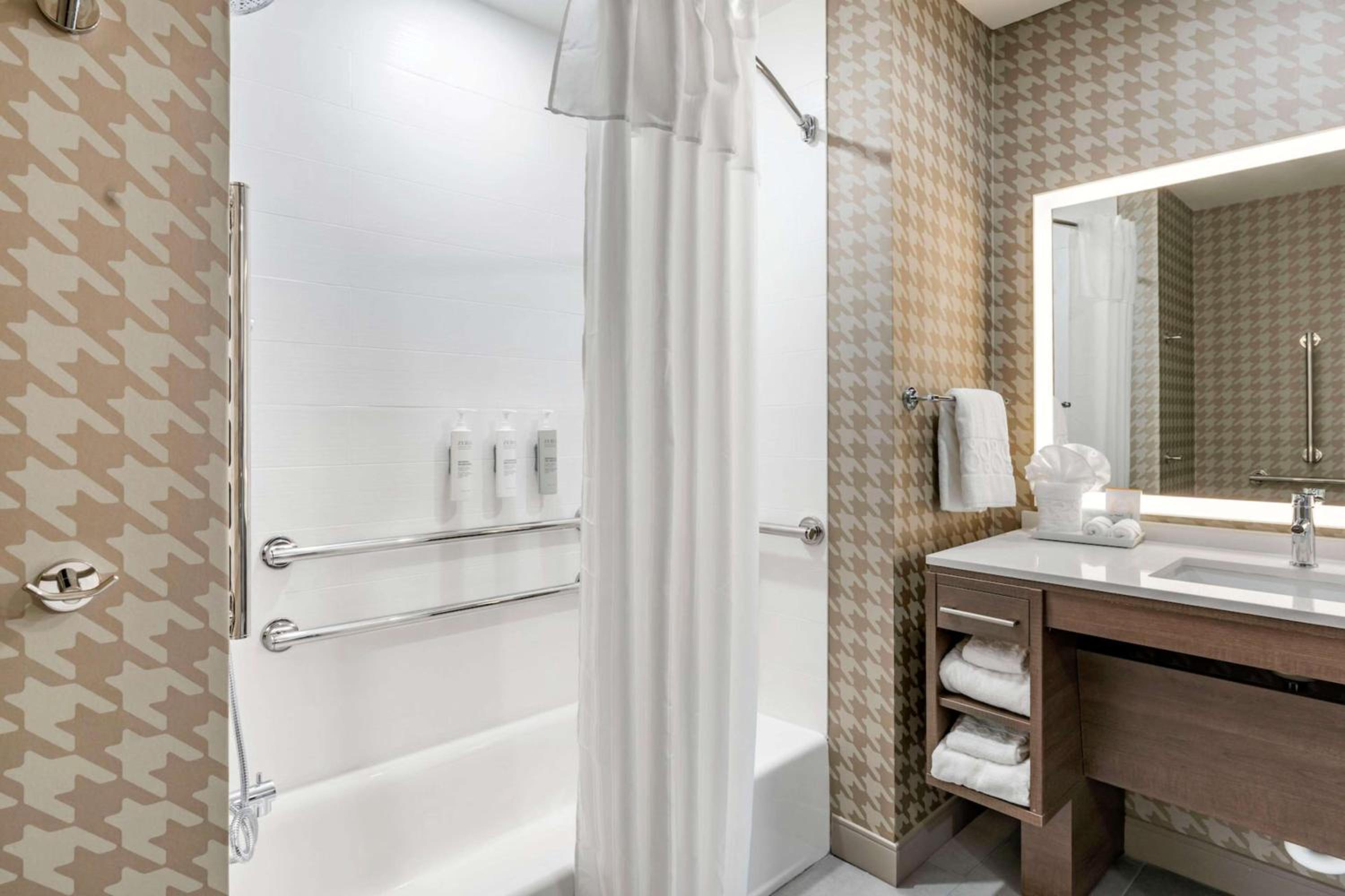 King Studio Suite with Tub - Mobility/Hearing Accessible - Photo 5