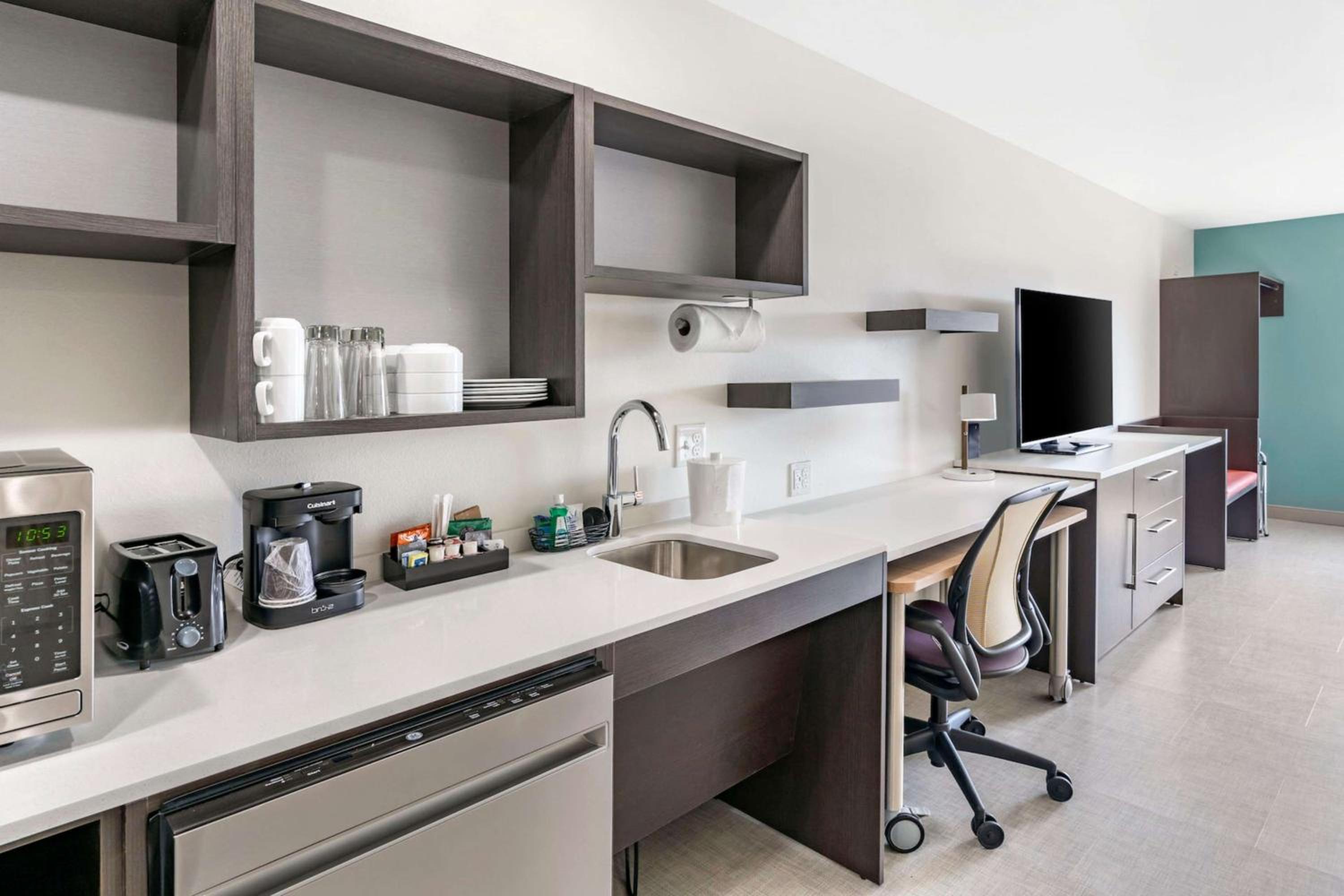 King Studio Suite with Tub - Mobility/Hearing Accessible - Photo 3