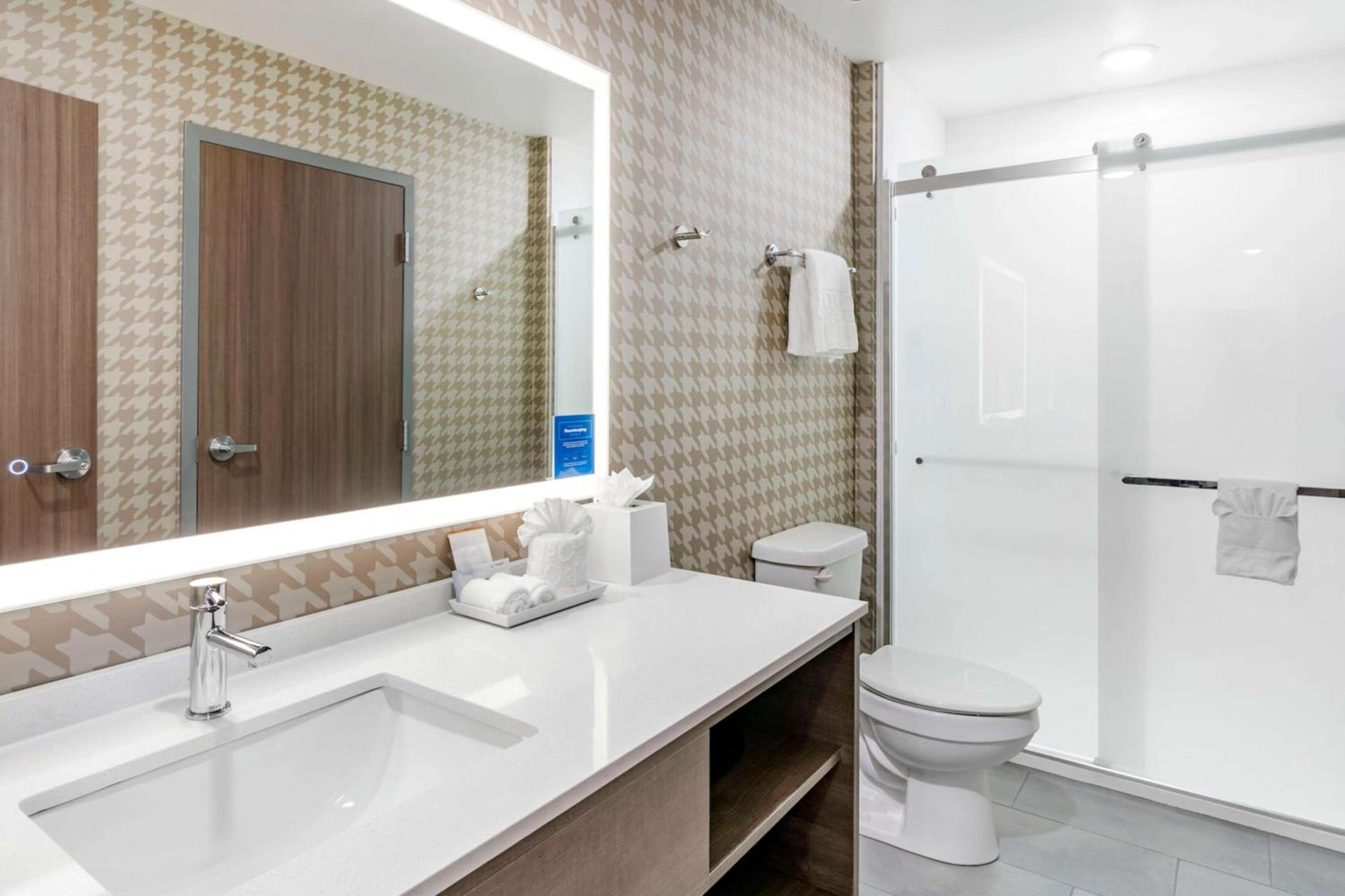 One-Bedroom King Suite - Photo 4