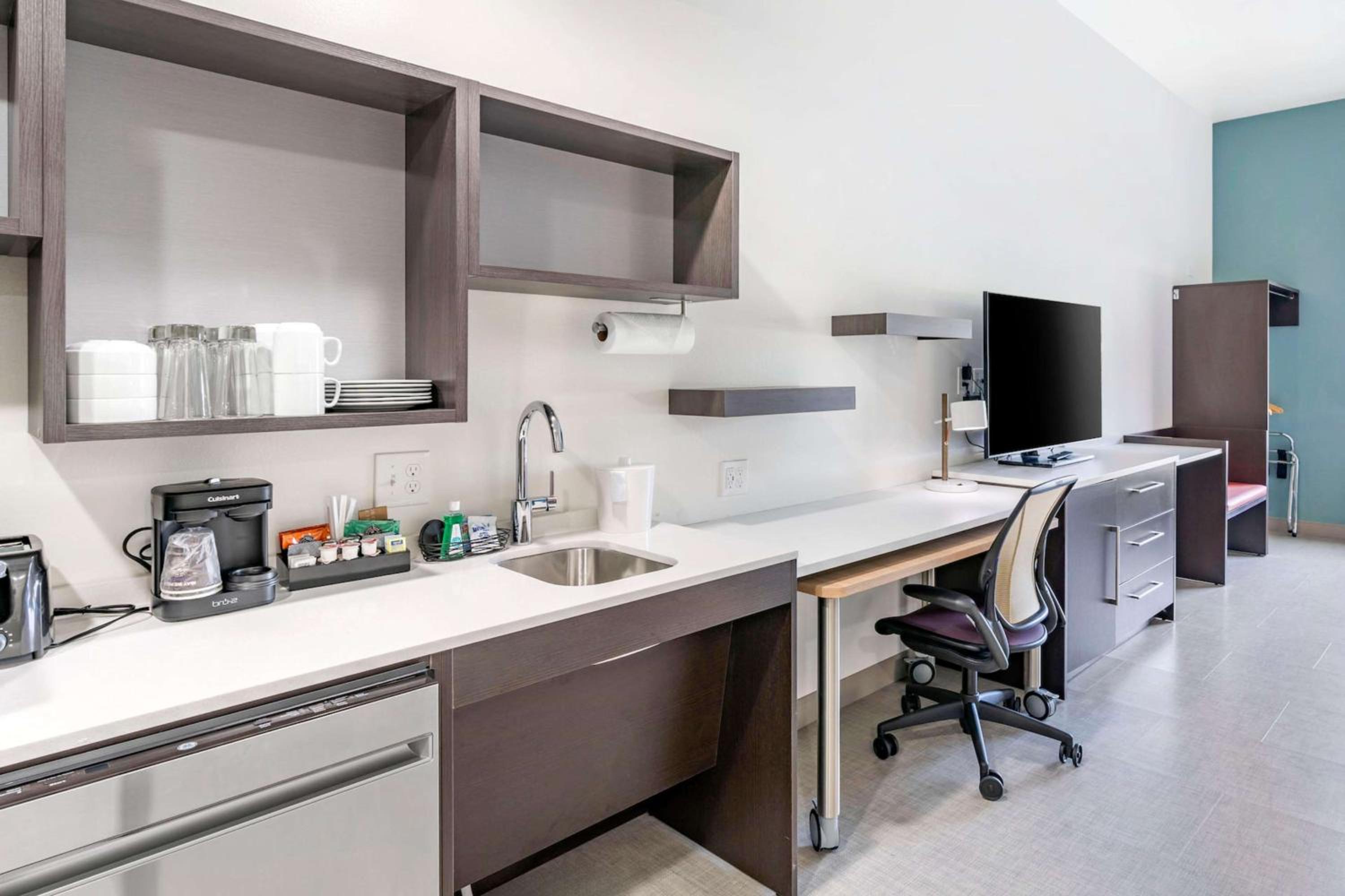 King Studio Suite with Tub - Mobility/Hearing Accessible - Photo 4