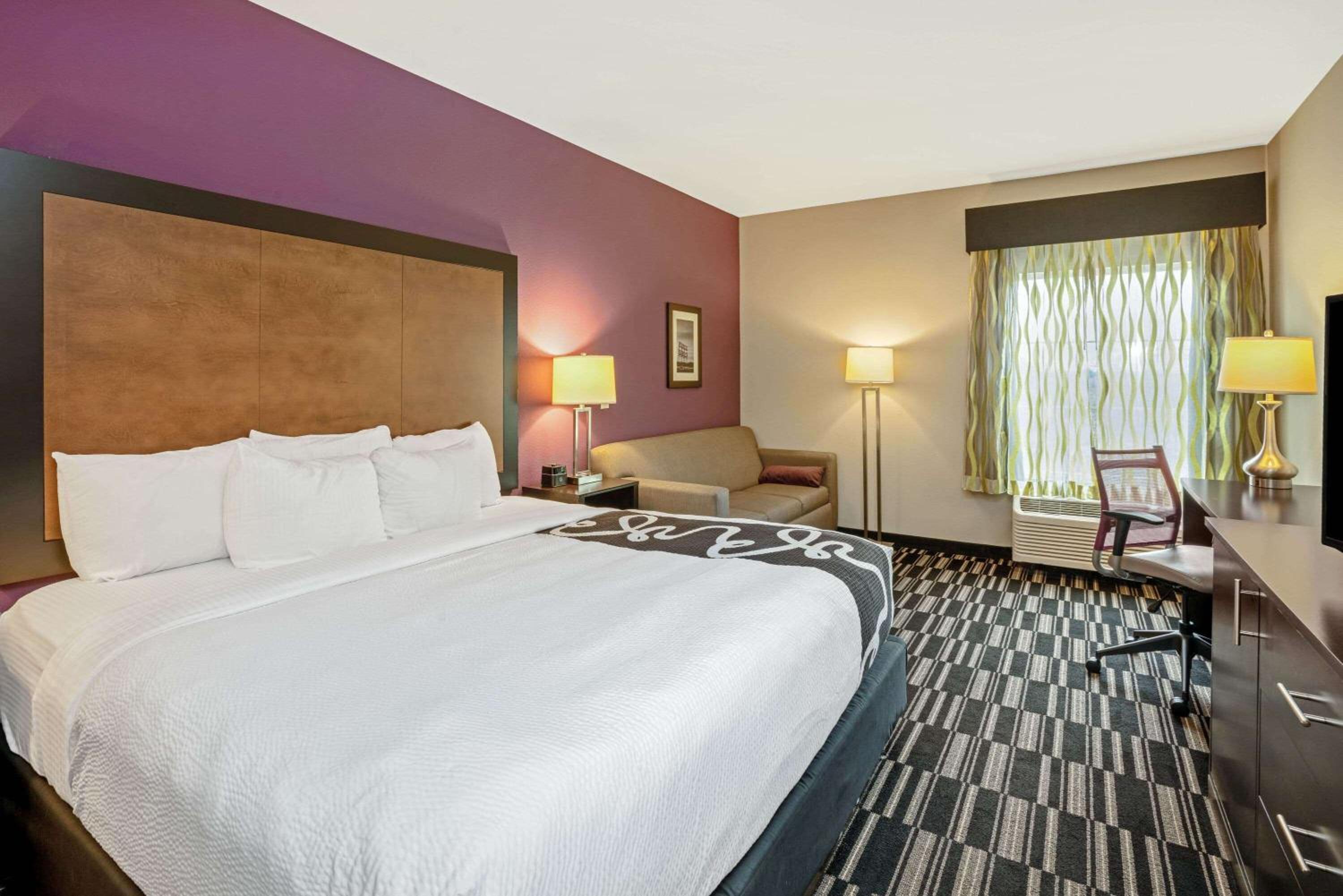 King Room with Bath Tub - Mobility Accessible/Non-Smoking photo 1