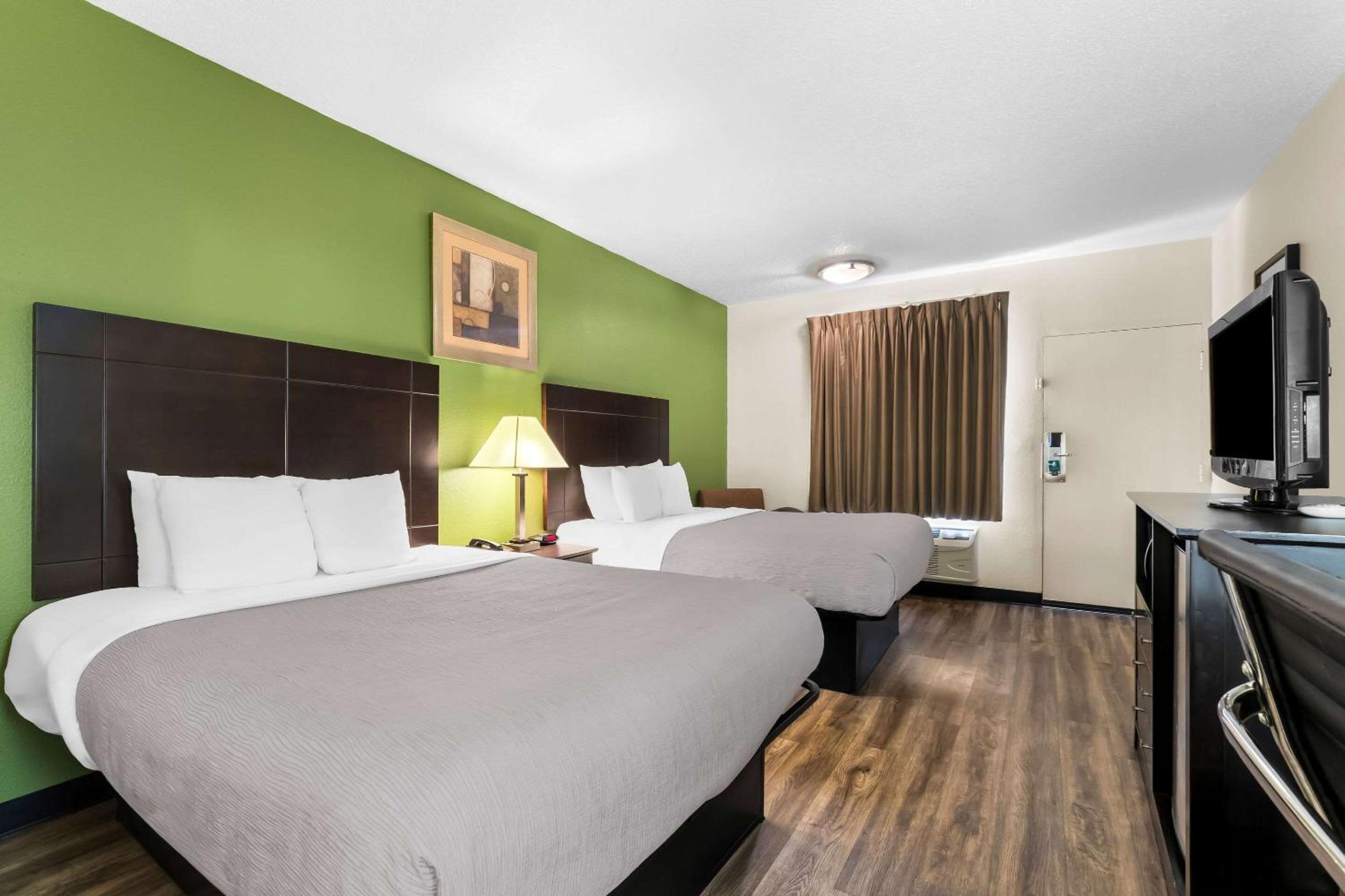 Queen Room with Two Queen Beds - Non-Smoking - Photo 1