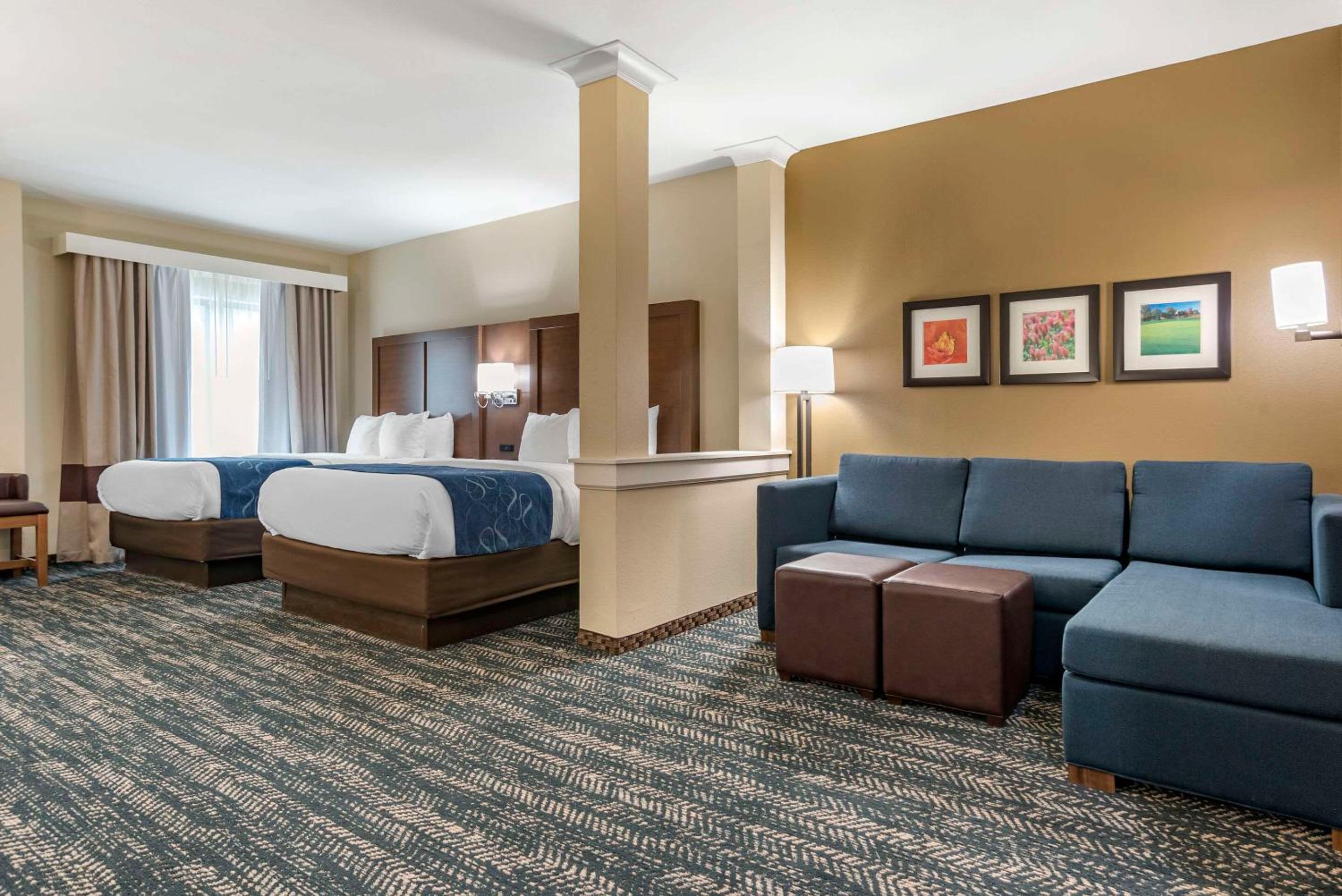 Queen Suite with Two Queen Beds and Sofa Bed - Non-Smoking - Photo 1