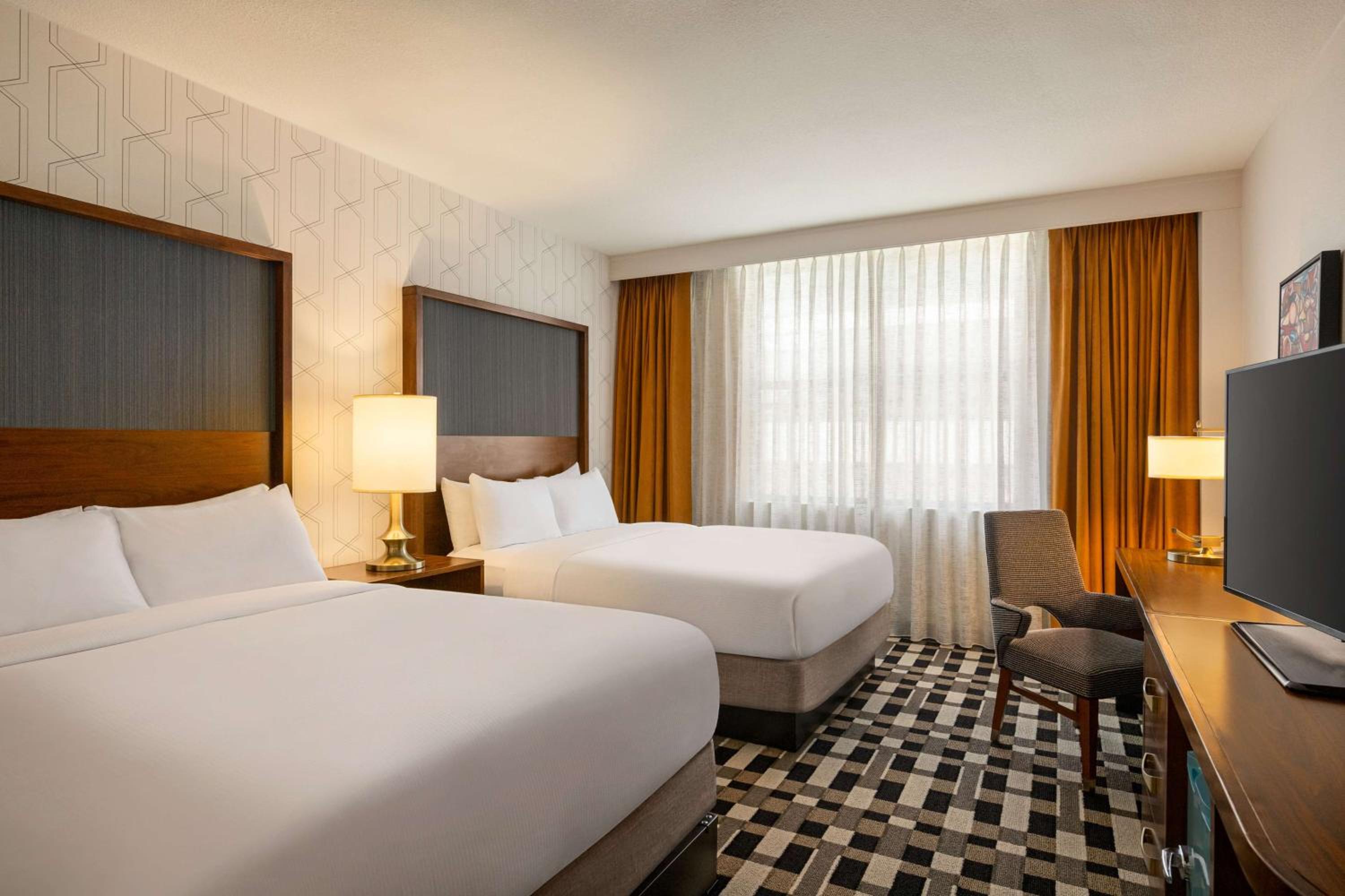 Queen Room with Two Queen Beds - Photo 4