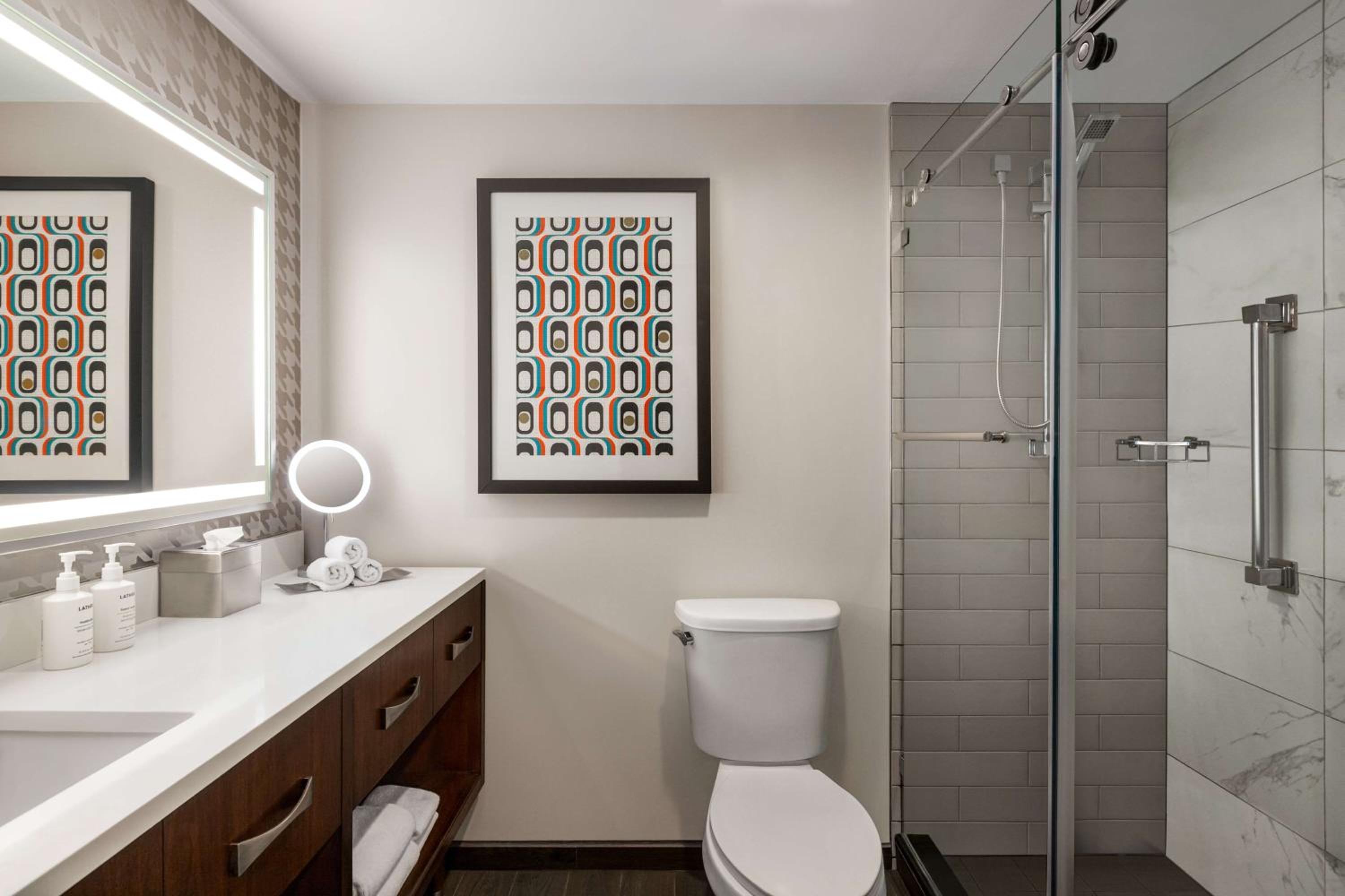 Junior King Suite with Large Living Area - Photo 4