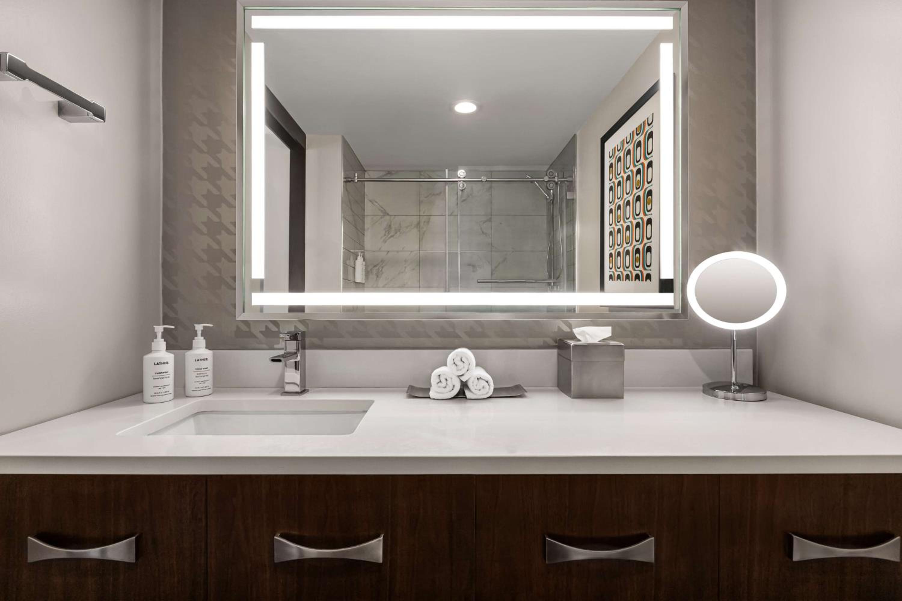 Junior King Suite with Large Living Area - Photo 6