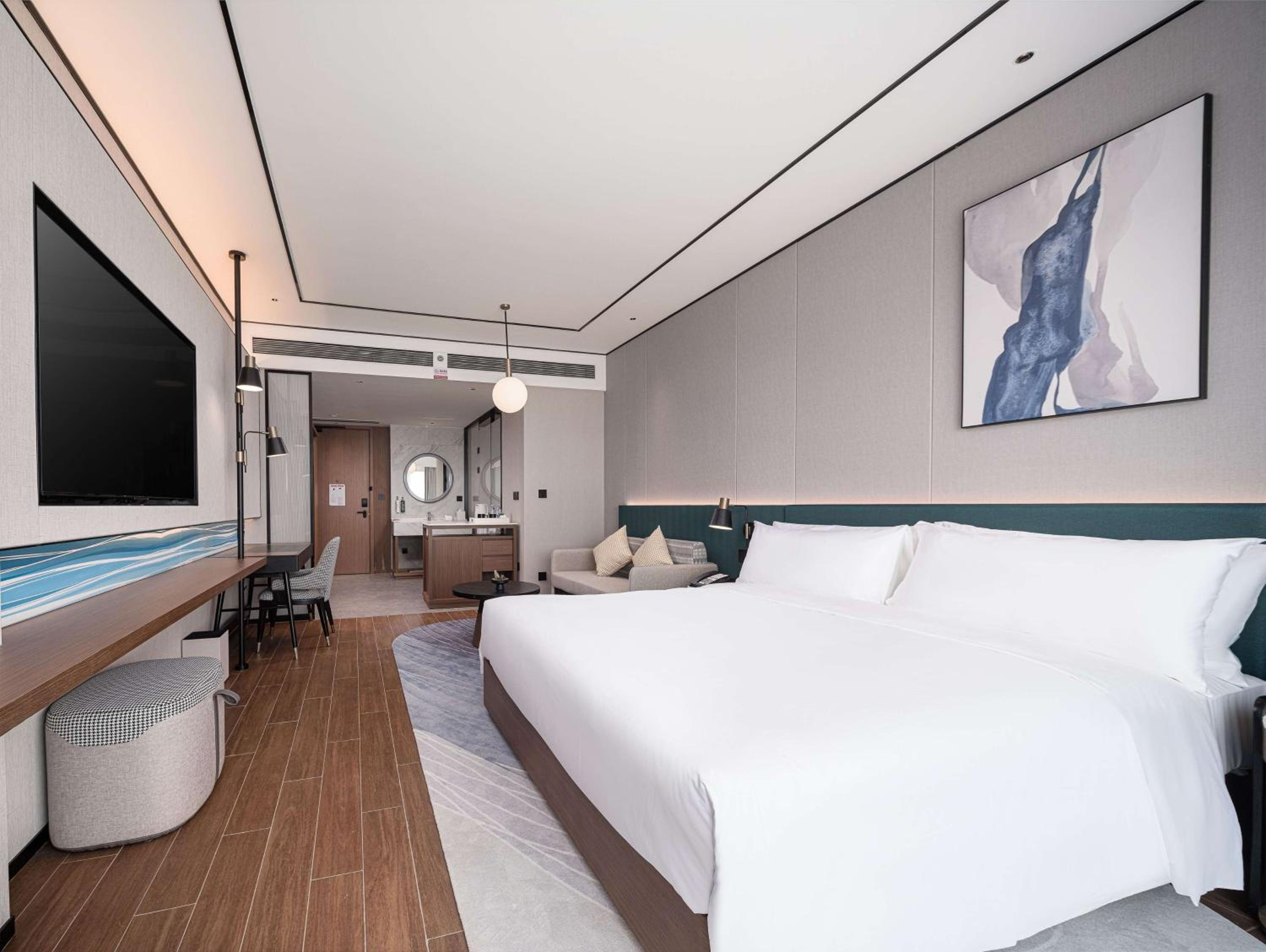 King Guest Room with Mountain View
