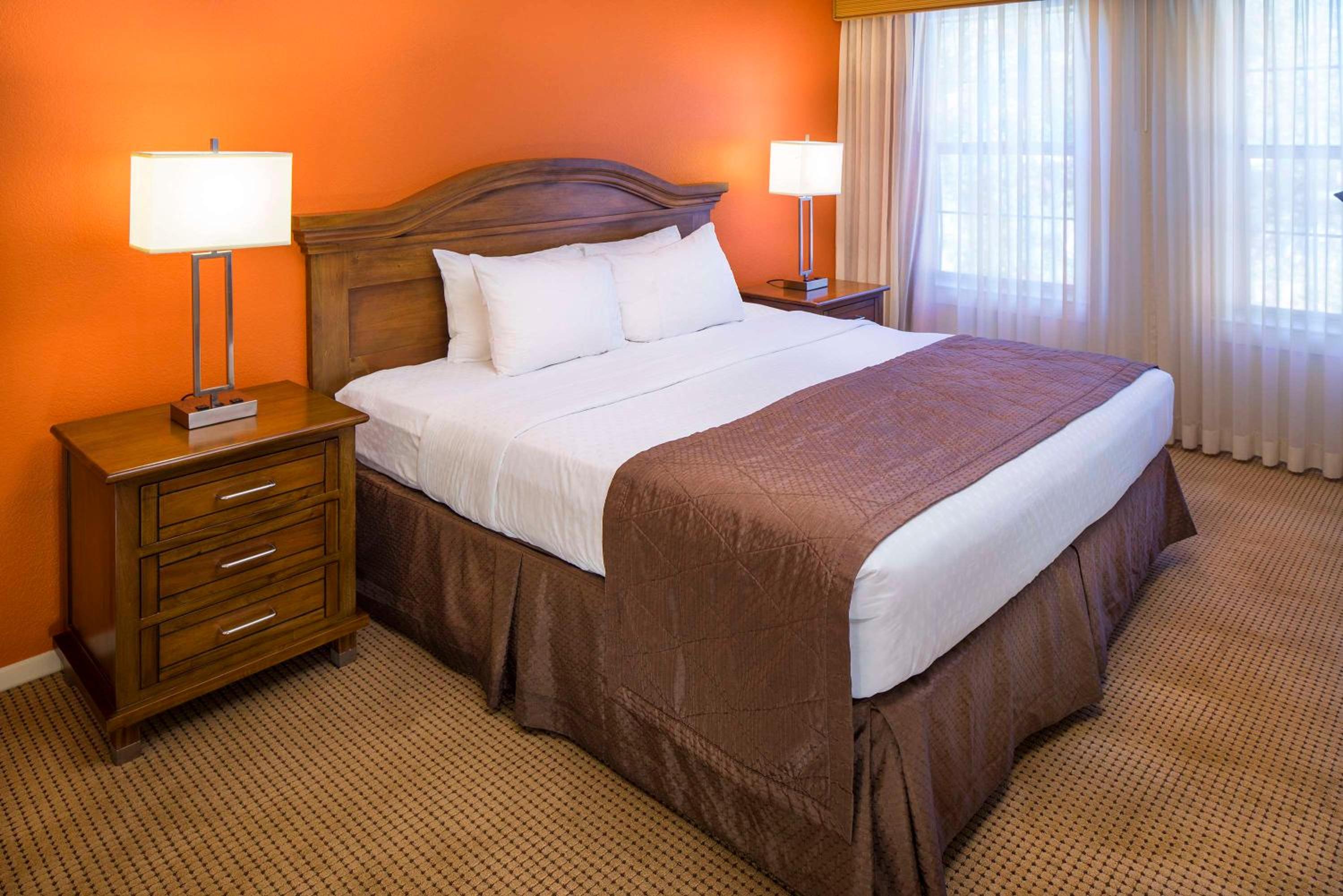 1 Bedroom 1 King Deluxe Suite with Sofabed