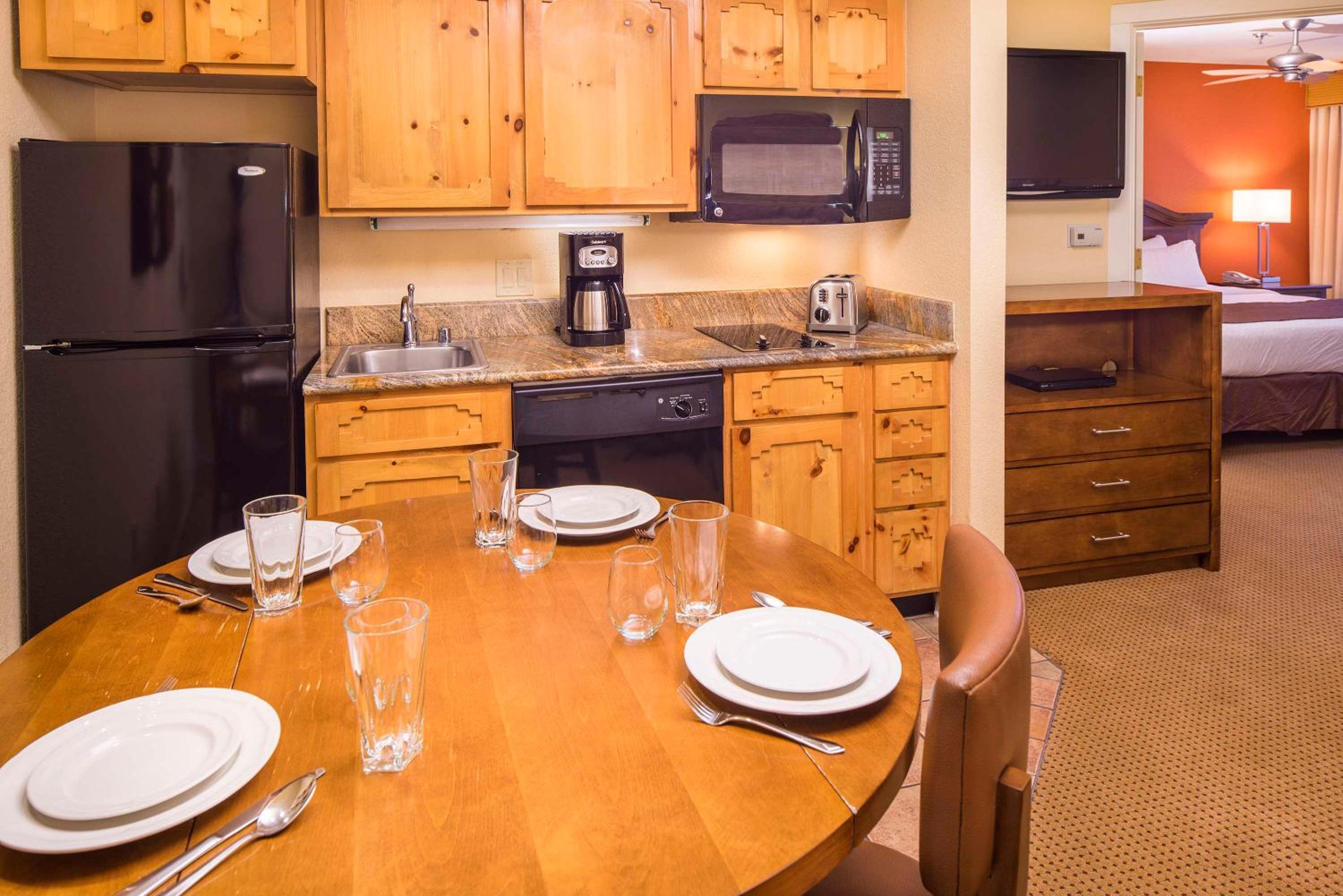 One-Bedroom King Suite with Roll-In Shower - Hearing Accessible