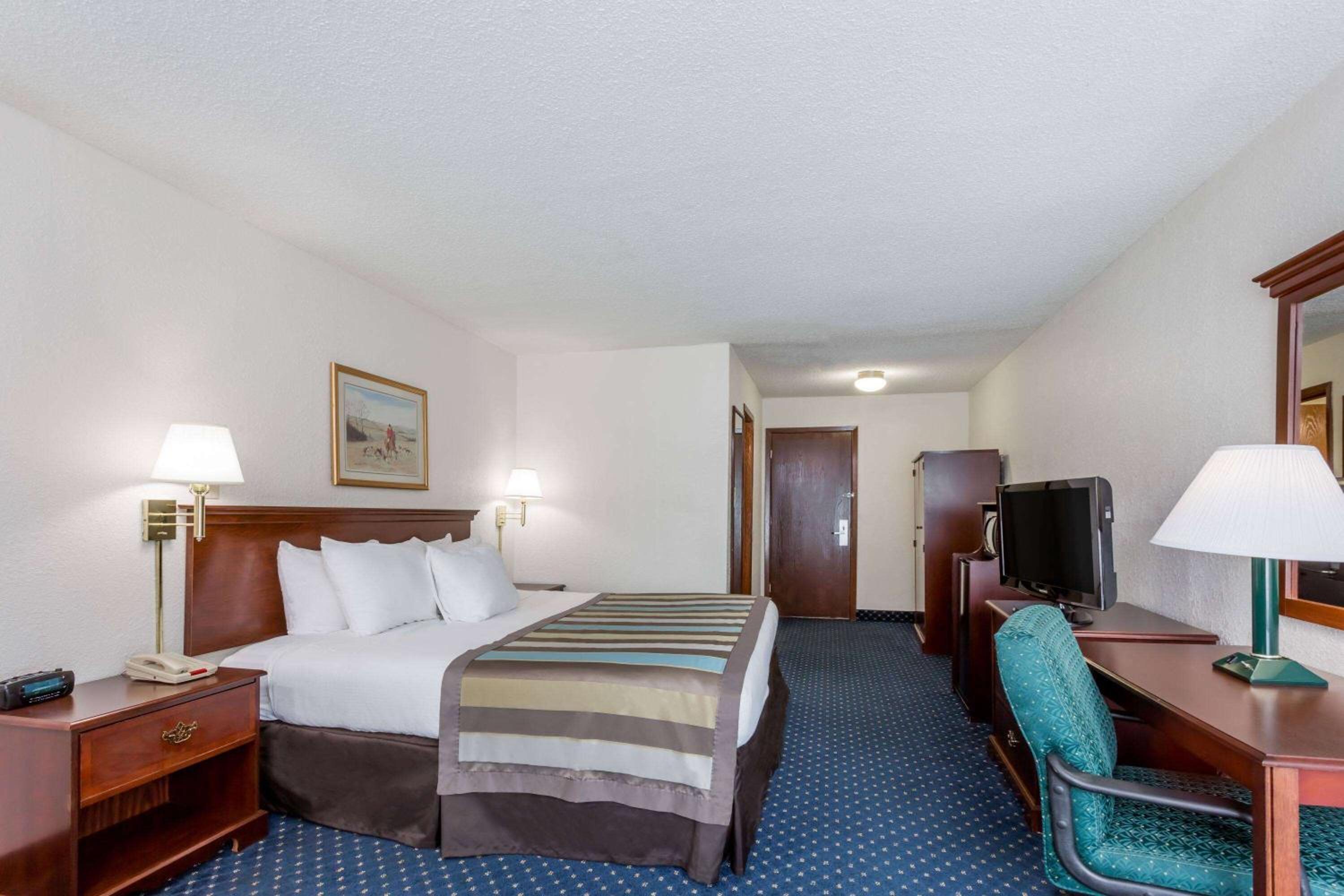King Room - Non-Smoking - Photo 7