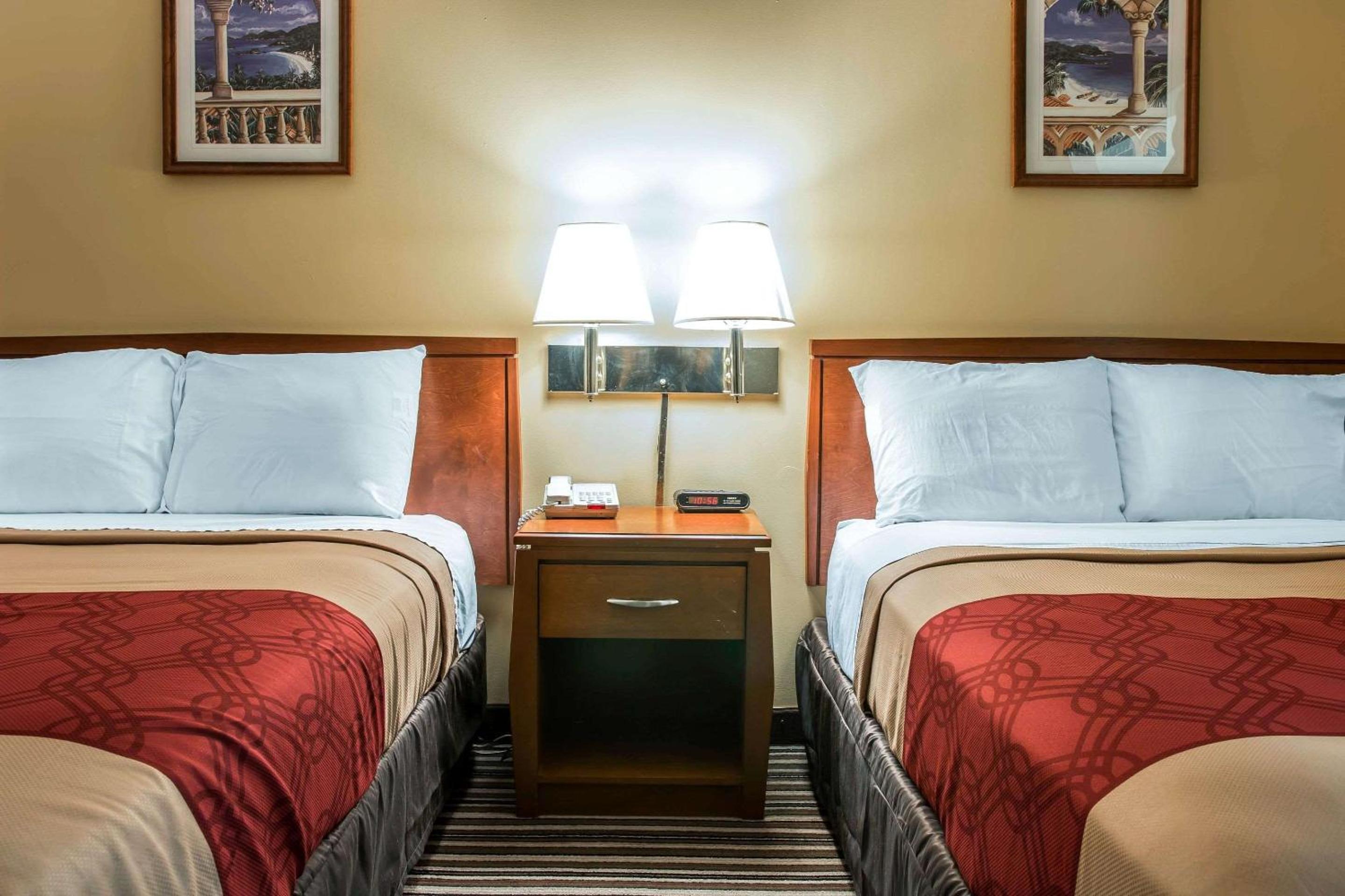 Double Room with Two Double Beds - Non-Smoking - Photo 2