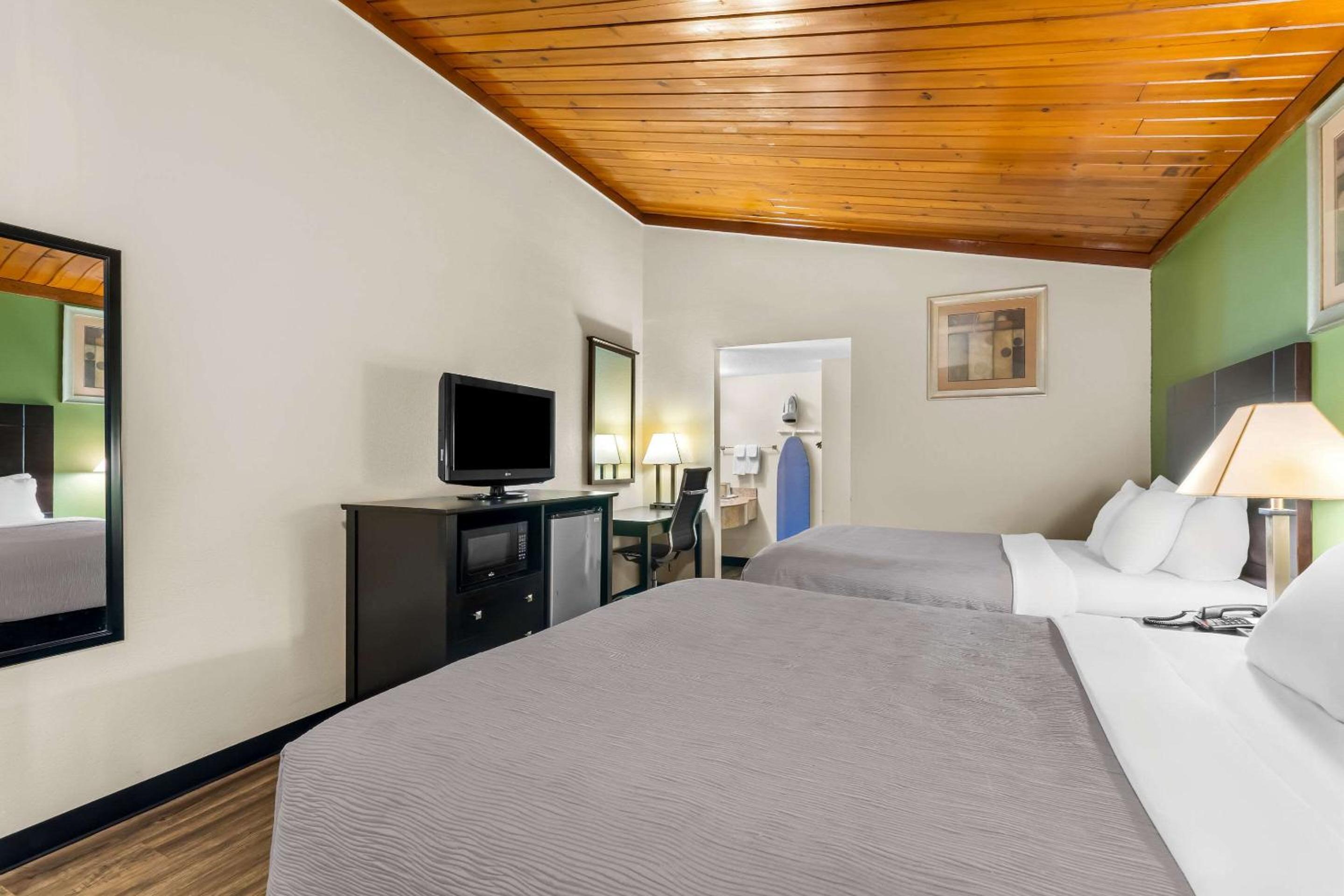 Queen Room with Two Queen Beds - Non-Smoking - Photo 4