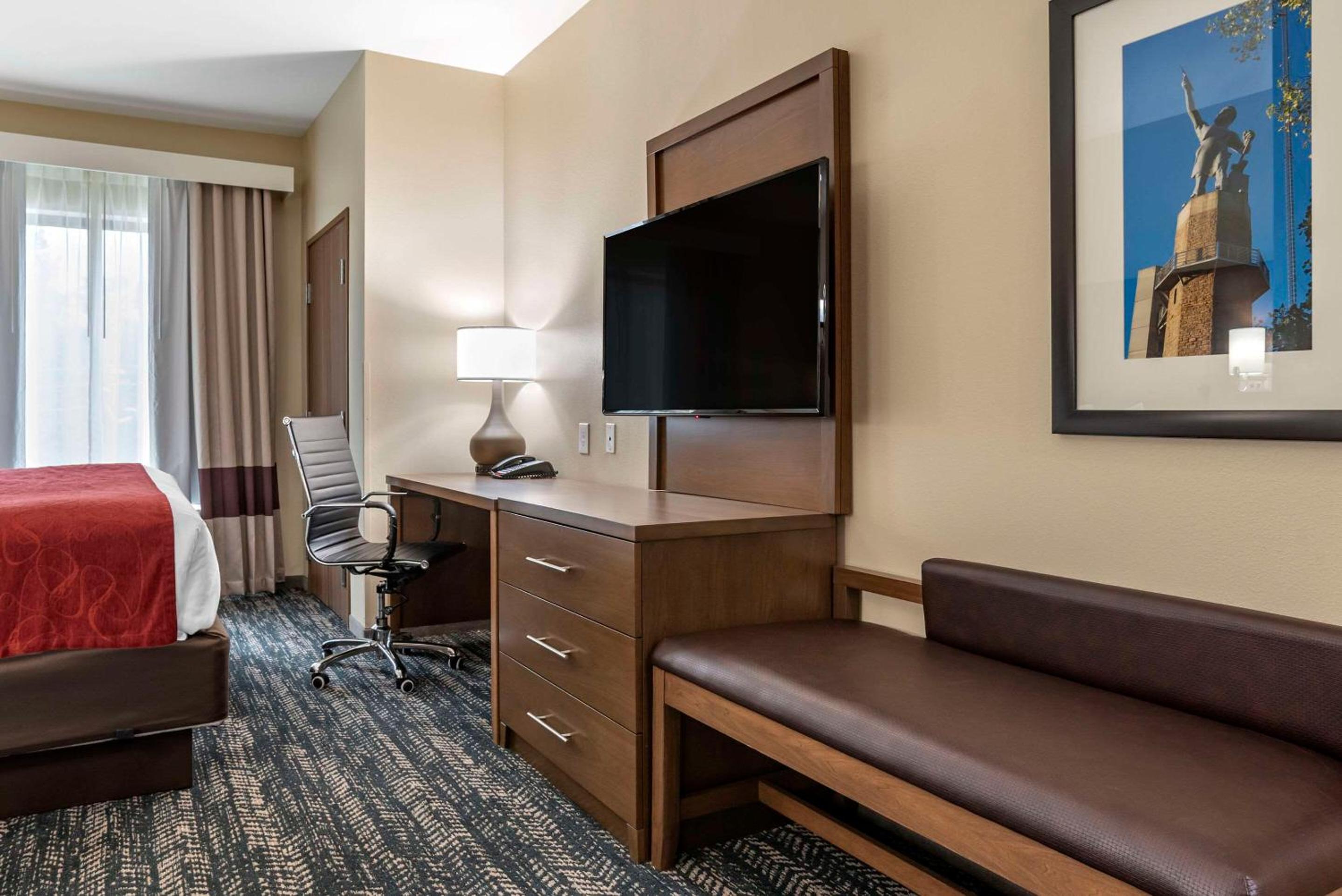 King Suite with Sofa Bed - Non-Smoking - Photo 2