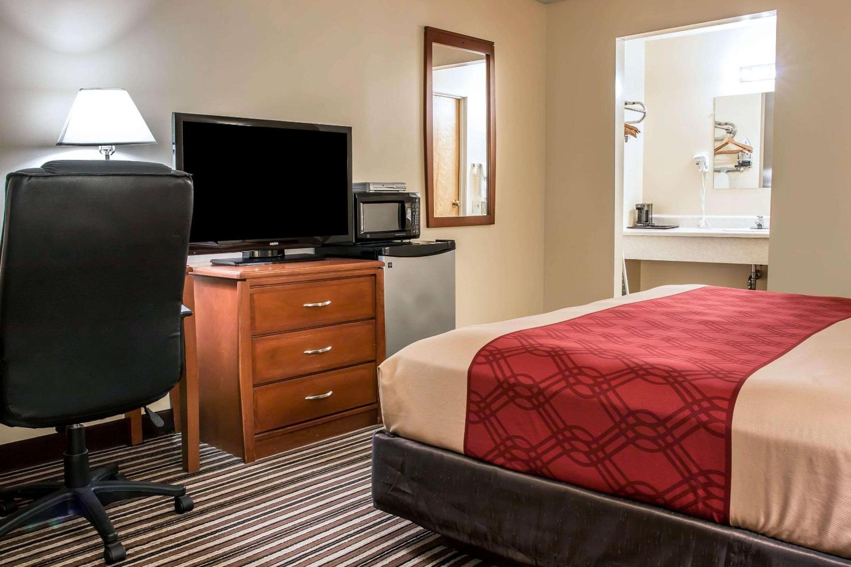 King Room - Non-Smoking - Photo 4