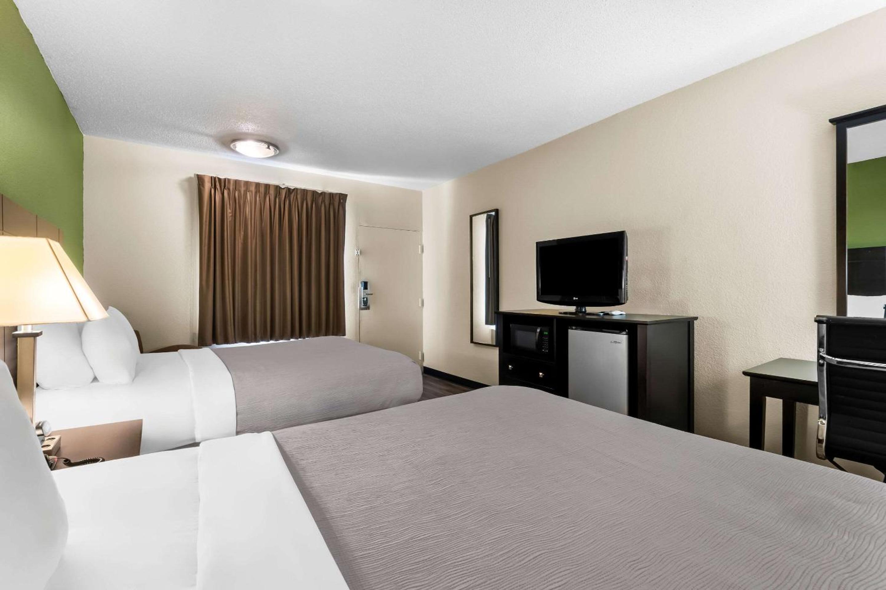 Queen Room with Two Queen Beds - Non-Smoking - Photo 2