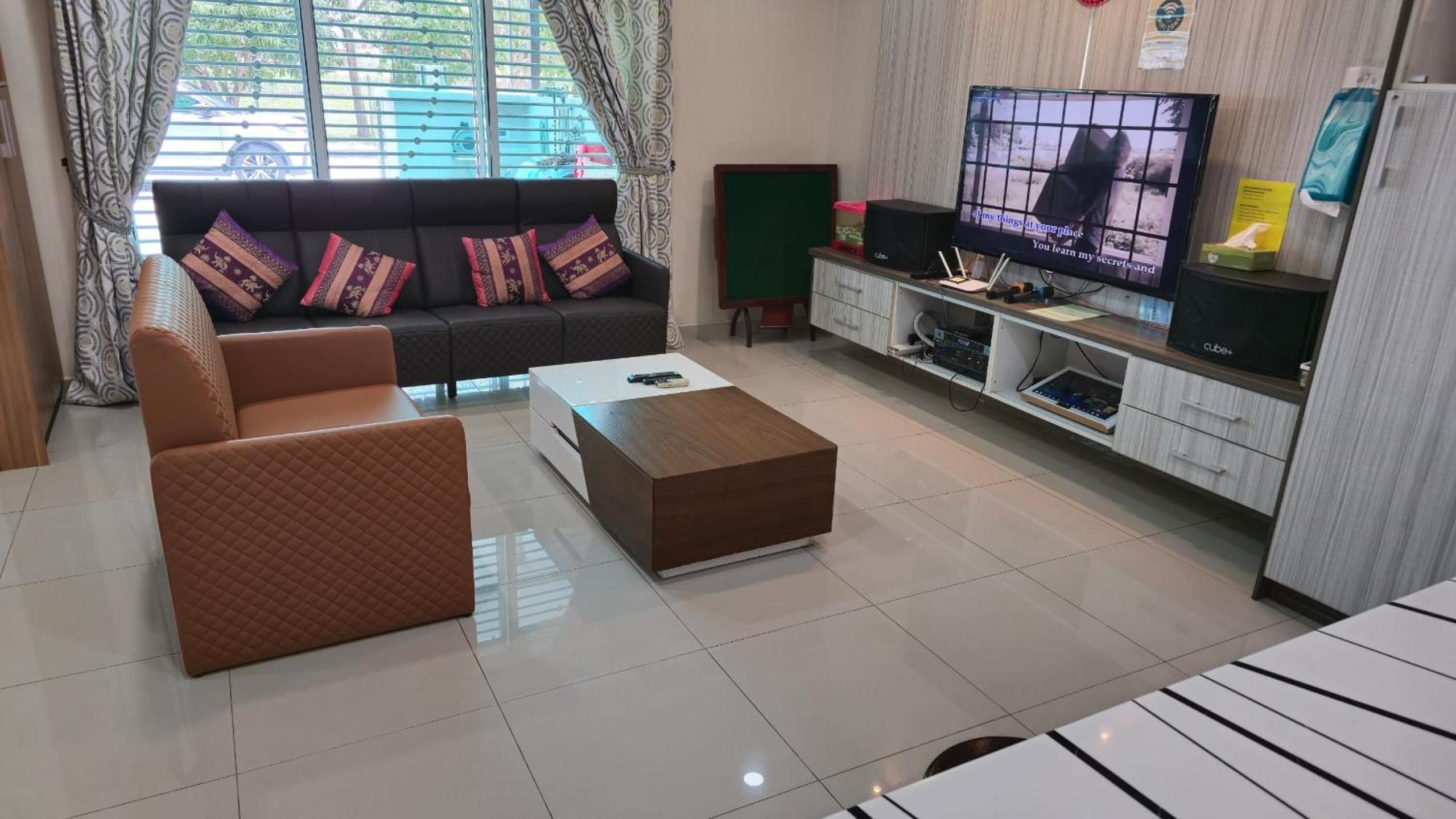 Five-Bedroom House photo 1