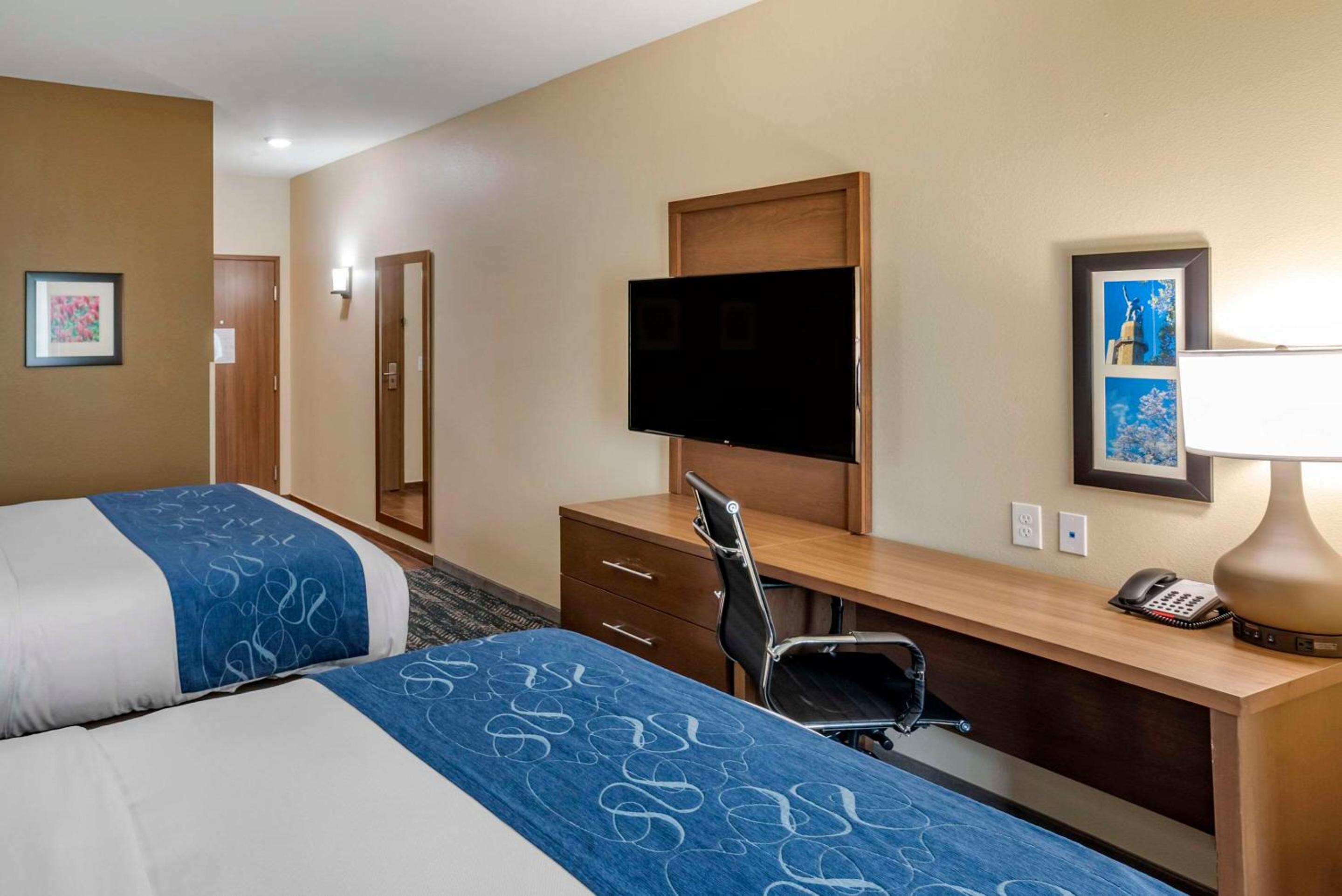Queen Room with Two Queen Beds - Disability Access/Non-Smoking - Photo 3