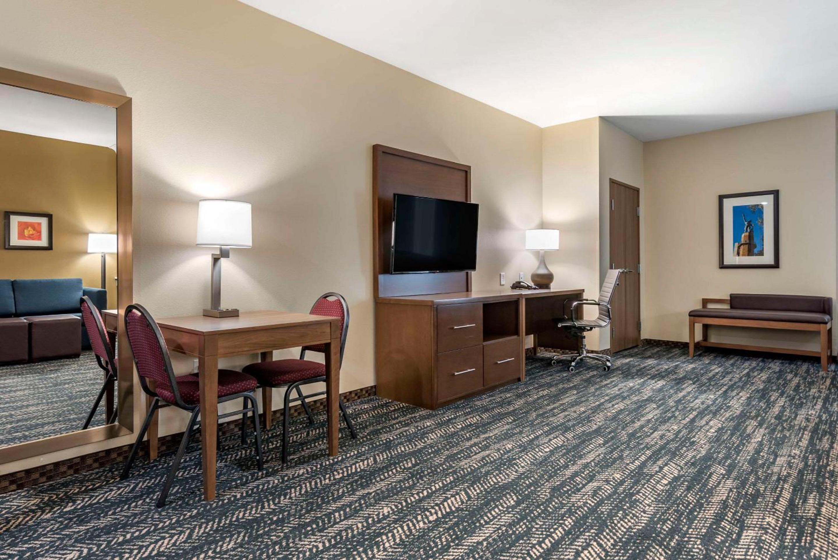 Queen Suite with Two Queen Beds and Sofa Bed - Non-Smoking - Photo 5