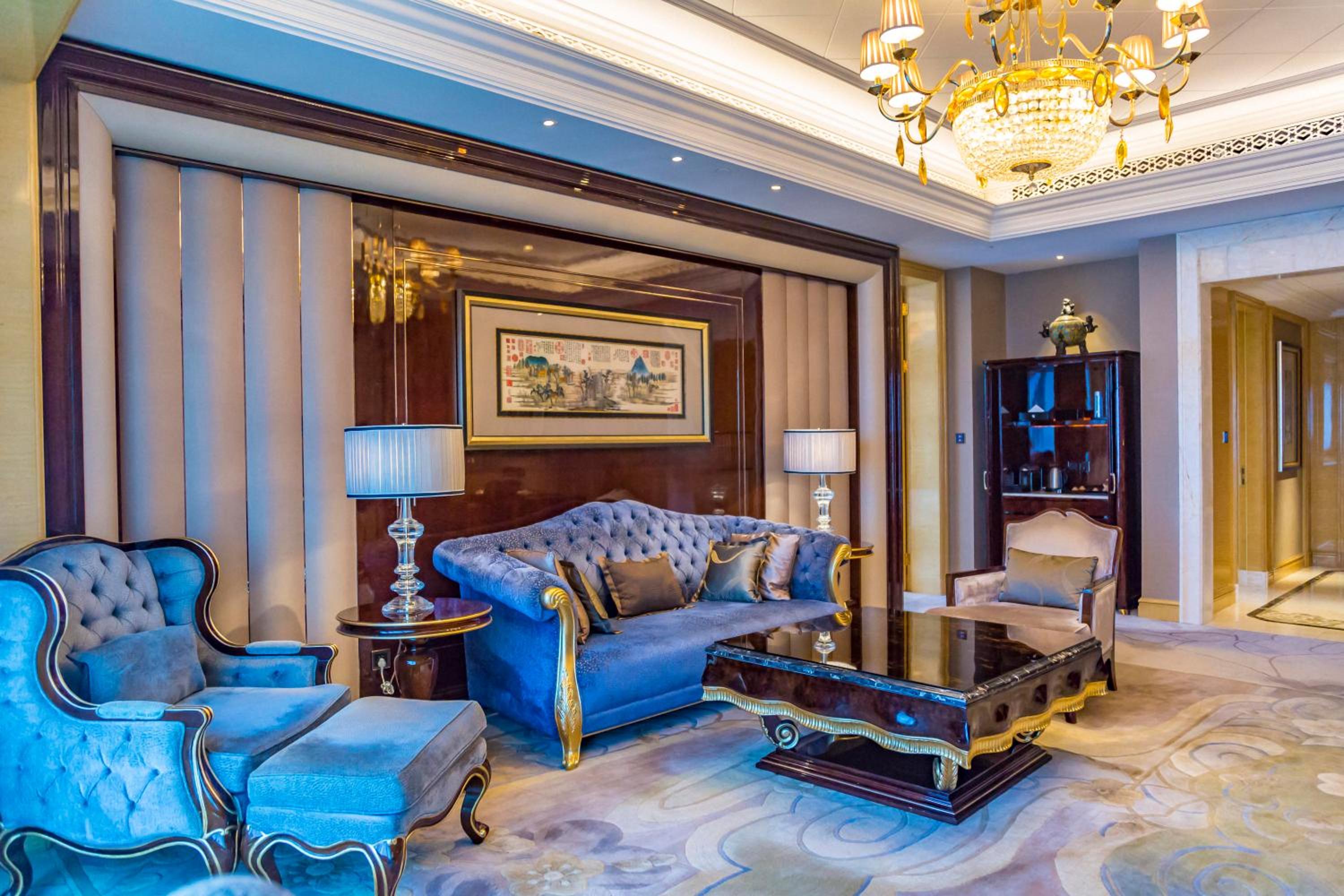 Deluxe Suite with Lake View photo 3