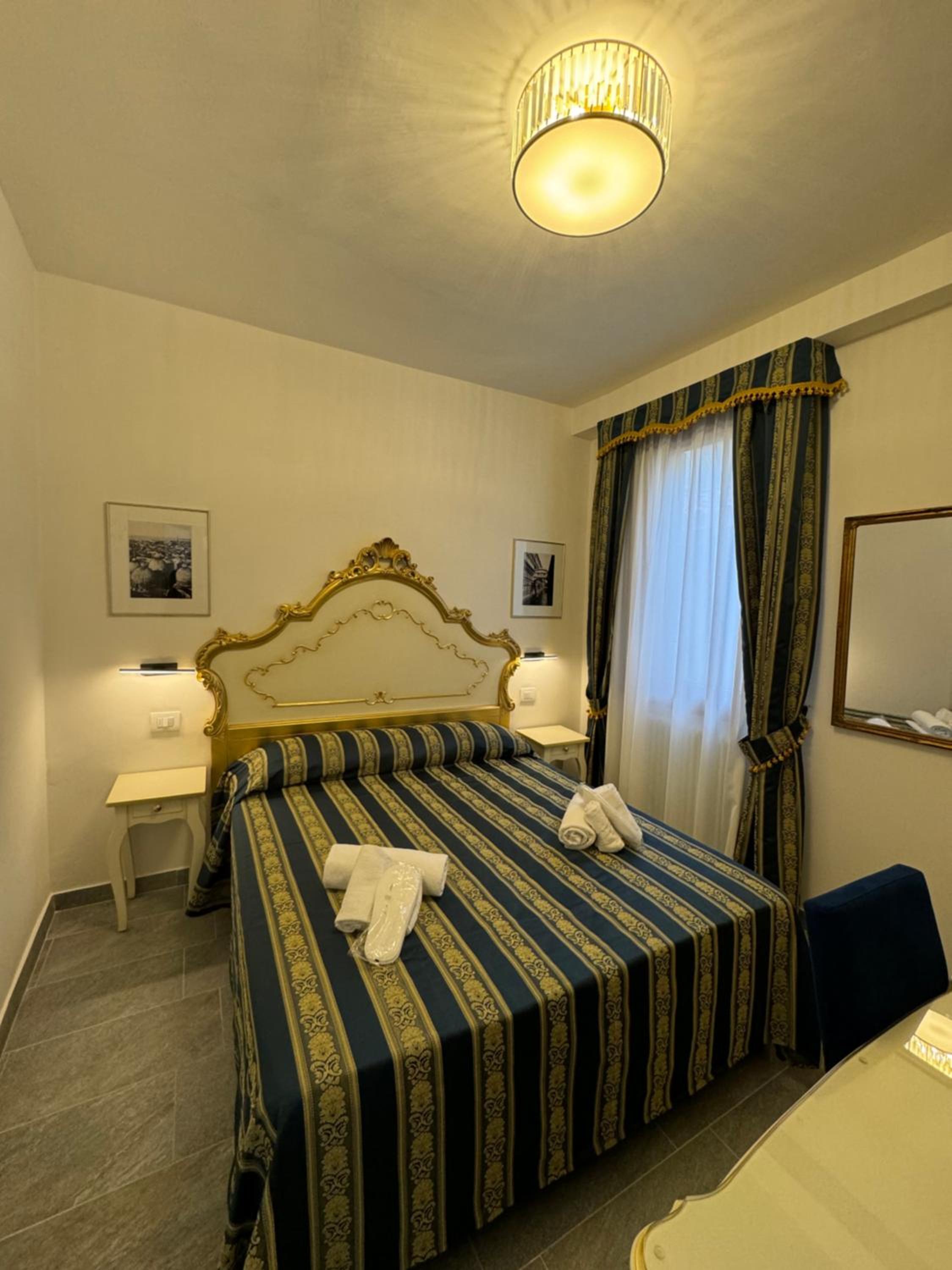 Queen Room photo 1