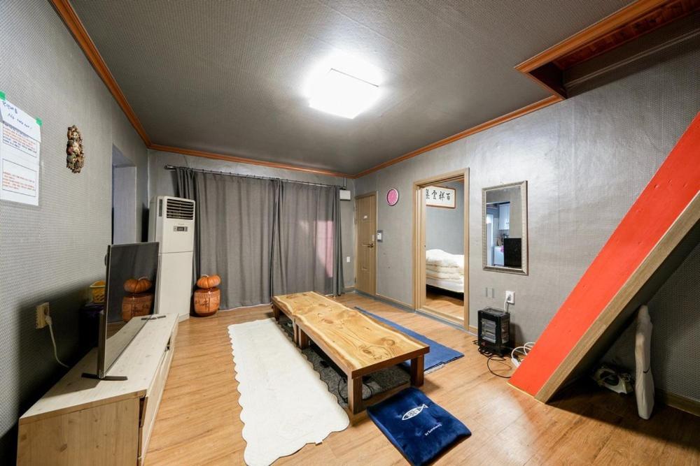 Family Room 3 photo 1