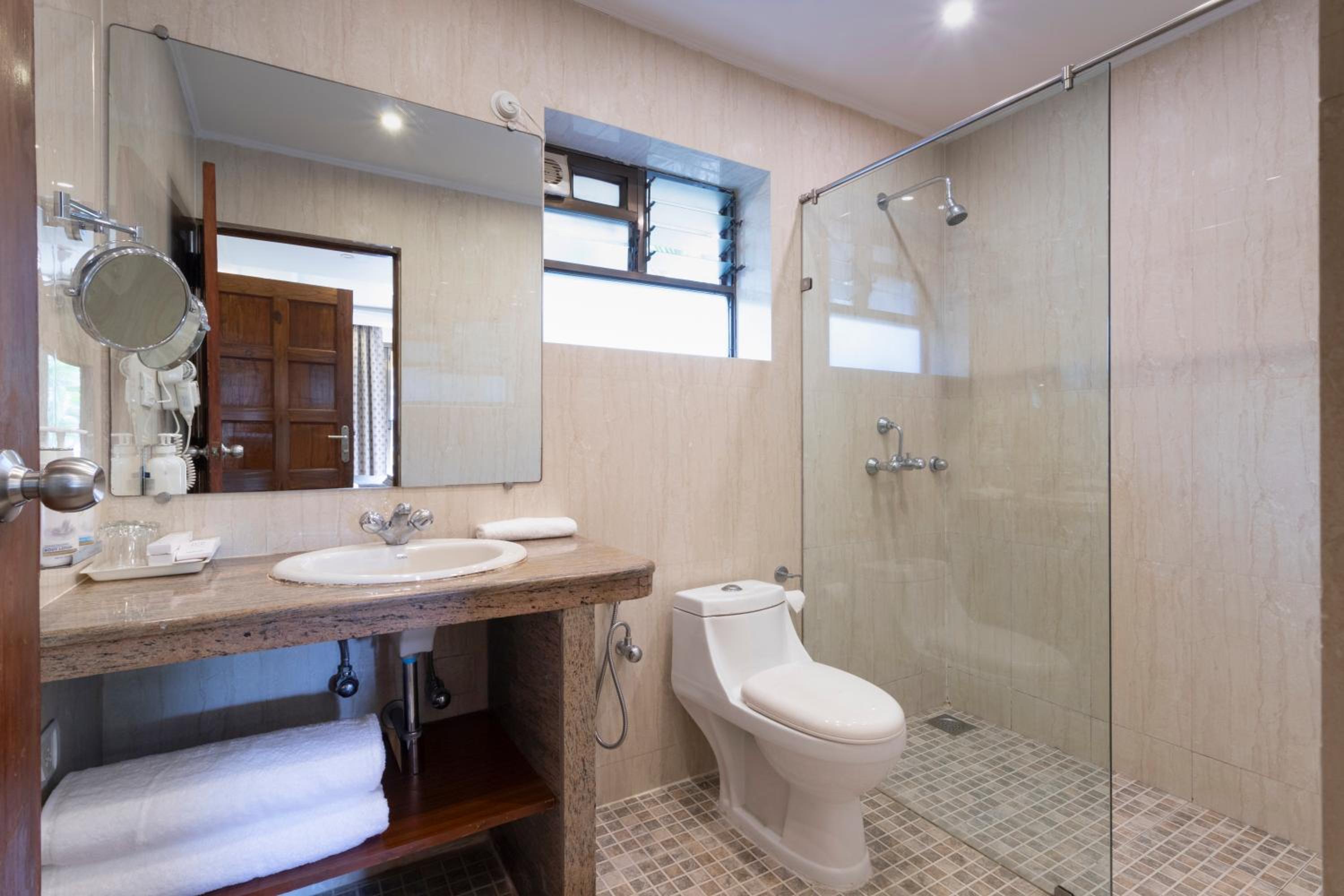 Family Suite with Sea View - Complimentary 2 pints of beer on per stay  - 15% Discount on F&B - Photo 7