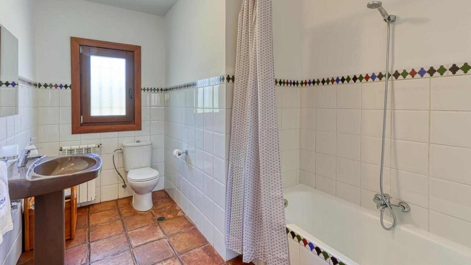 Five-Bedroom House photo 2