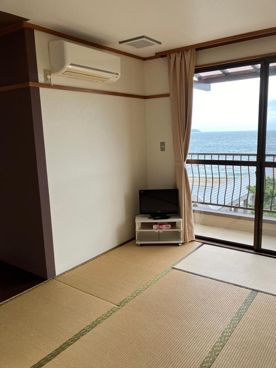 Family Room with Lake View photo 2