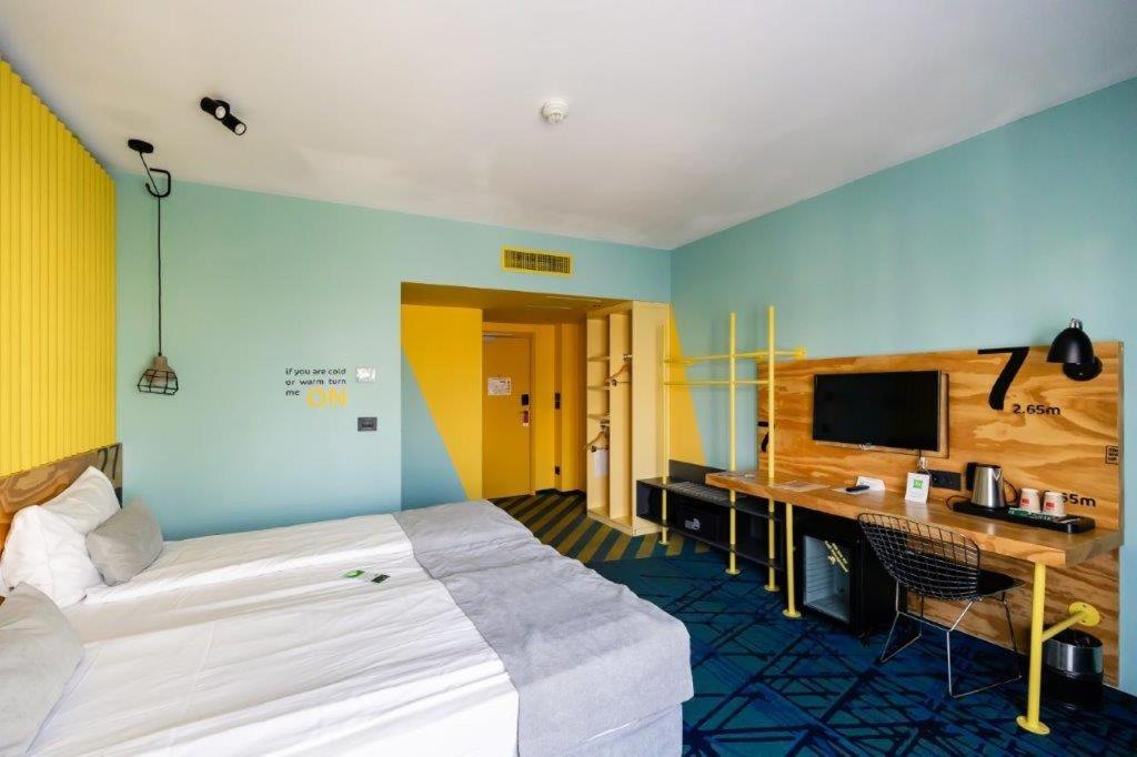 Superior Room with a King Bed photo 3