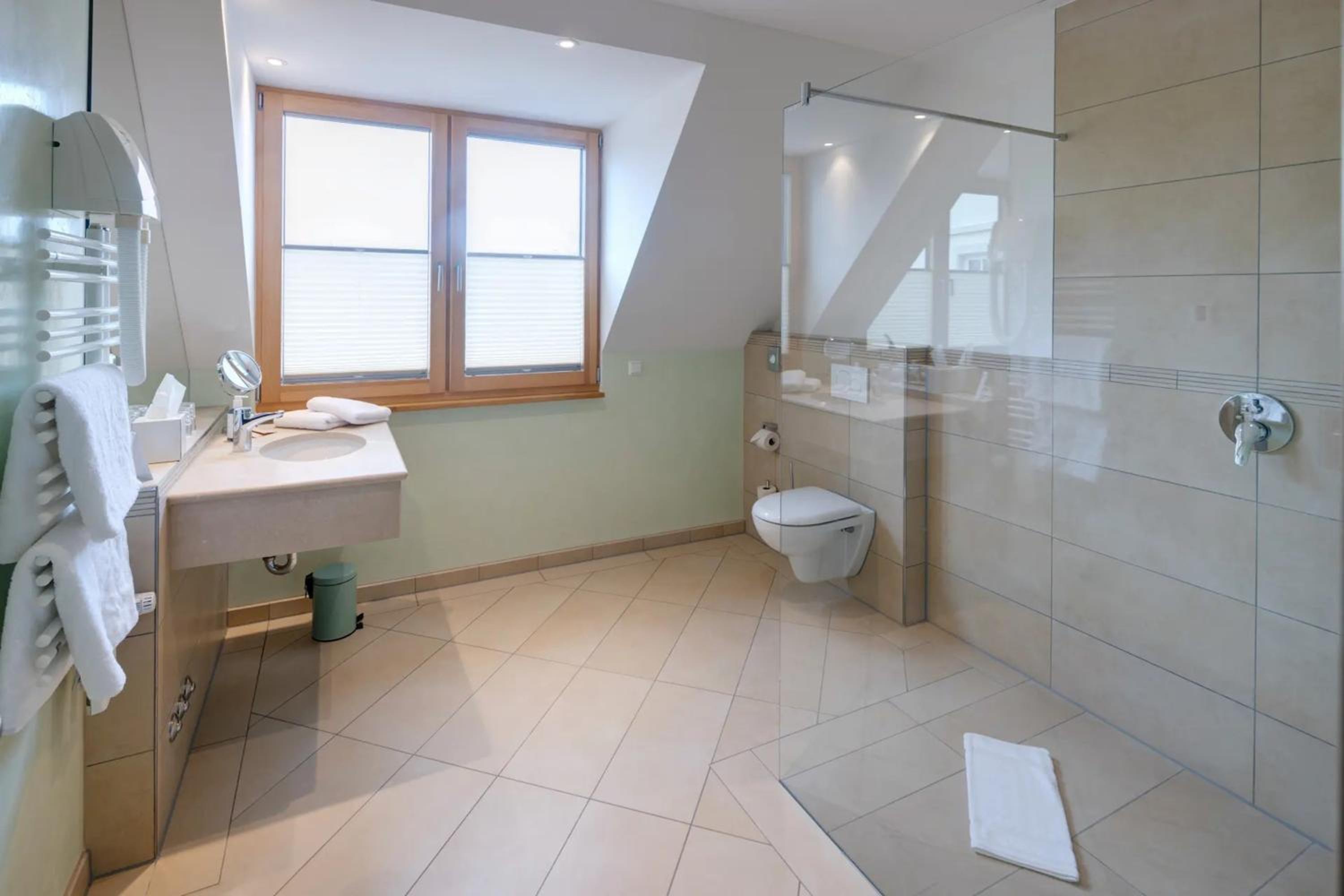 Large Double Room - Photo 5