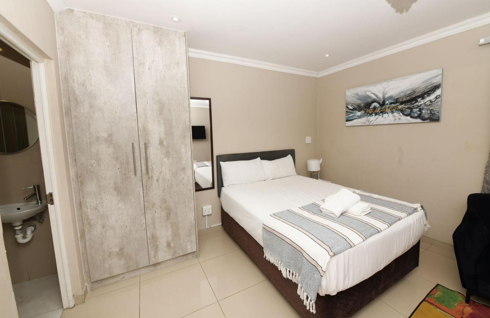 Deluxe Room (2 Adults + 1 Child) - Photo 3
