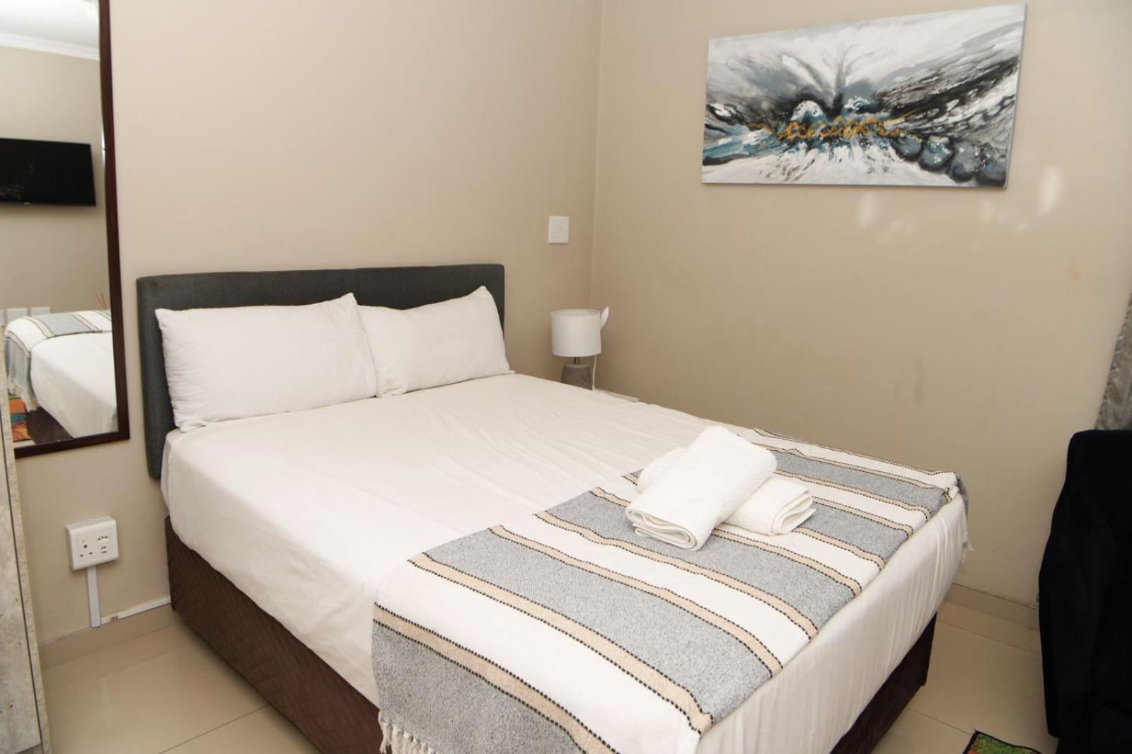 Deluxe Room (2 Adults + 1 Child) - Photo 1