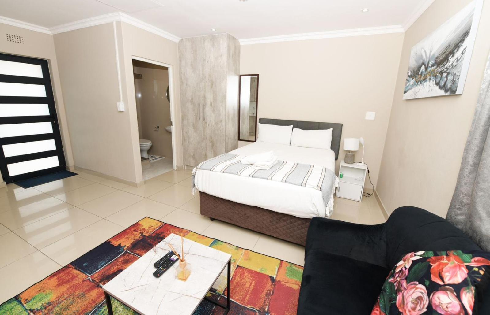 Deluxe Room (2 Adults + 1 Child) - Photo 9