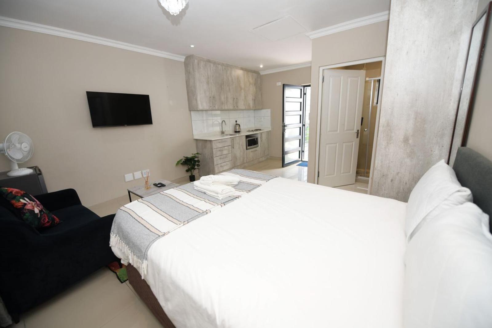 Deluxe Room (2 Adults + 1 Child) - Photo 5