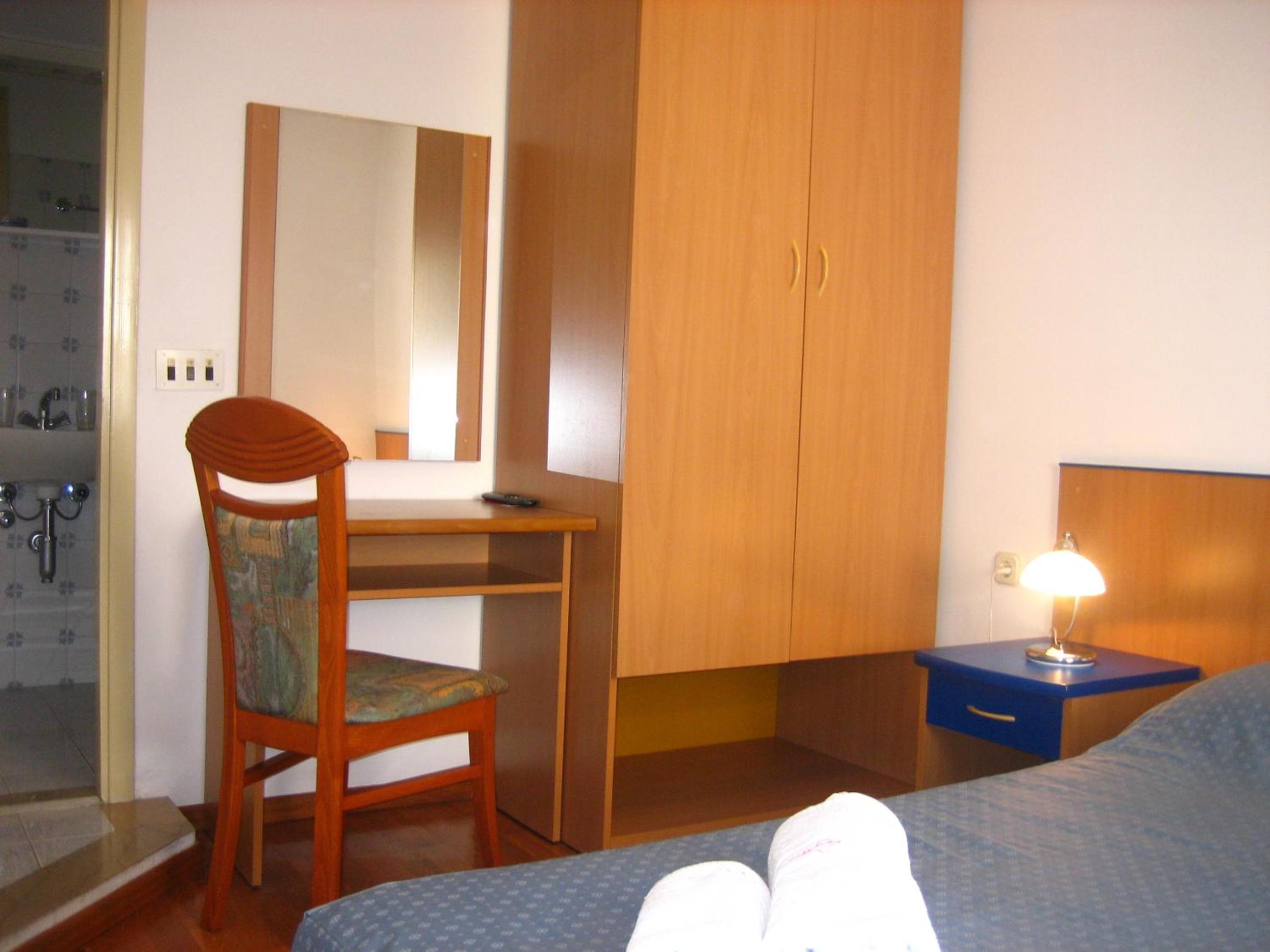 Budget Double Room photo 3