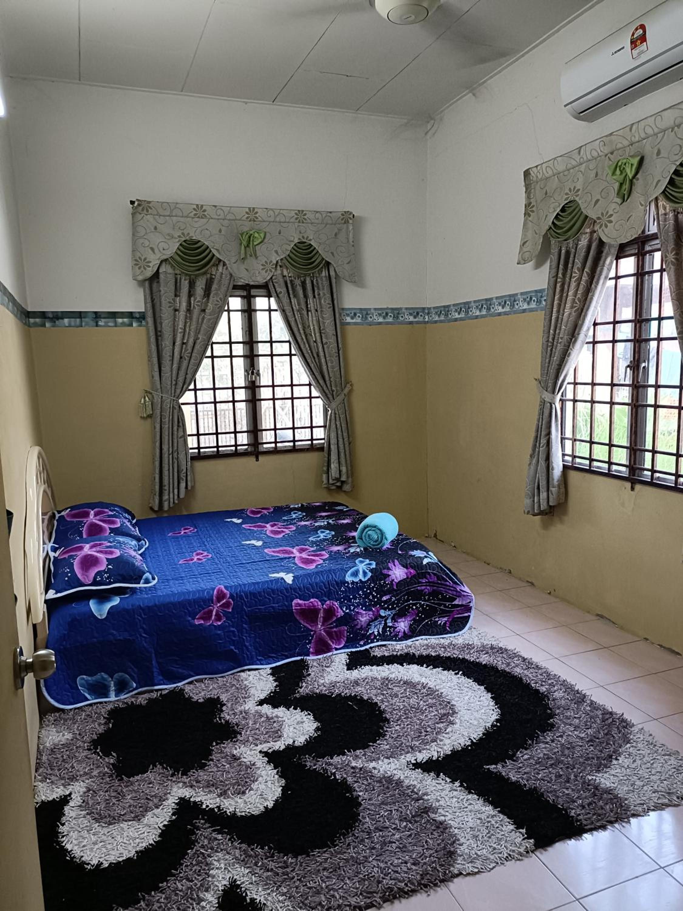 Three-Bedroom House photo 3