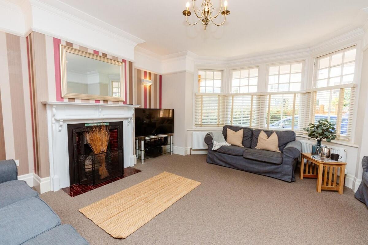 Seven-Bedroom House photo 1