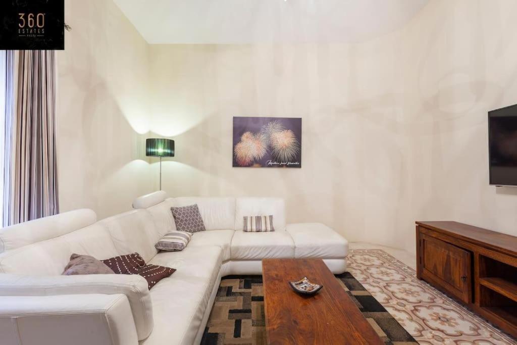 Four-Bedroom Apartment With Balcony 