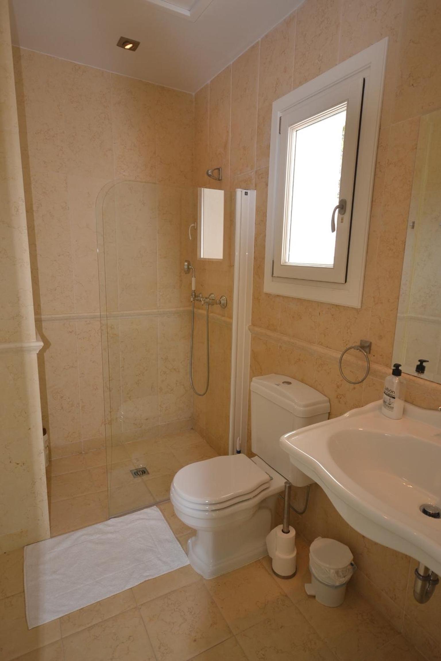 Seven-Bedroom House photo 3