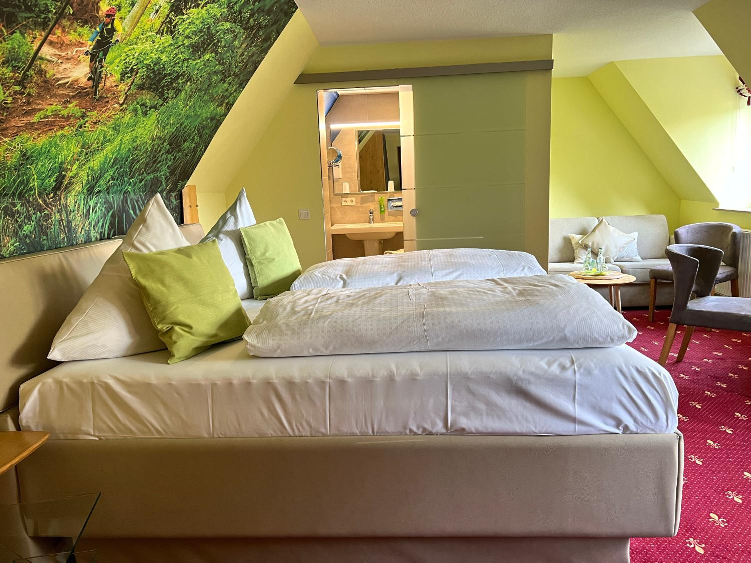 Large Double Room - Photo 6