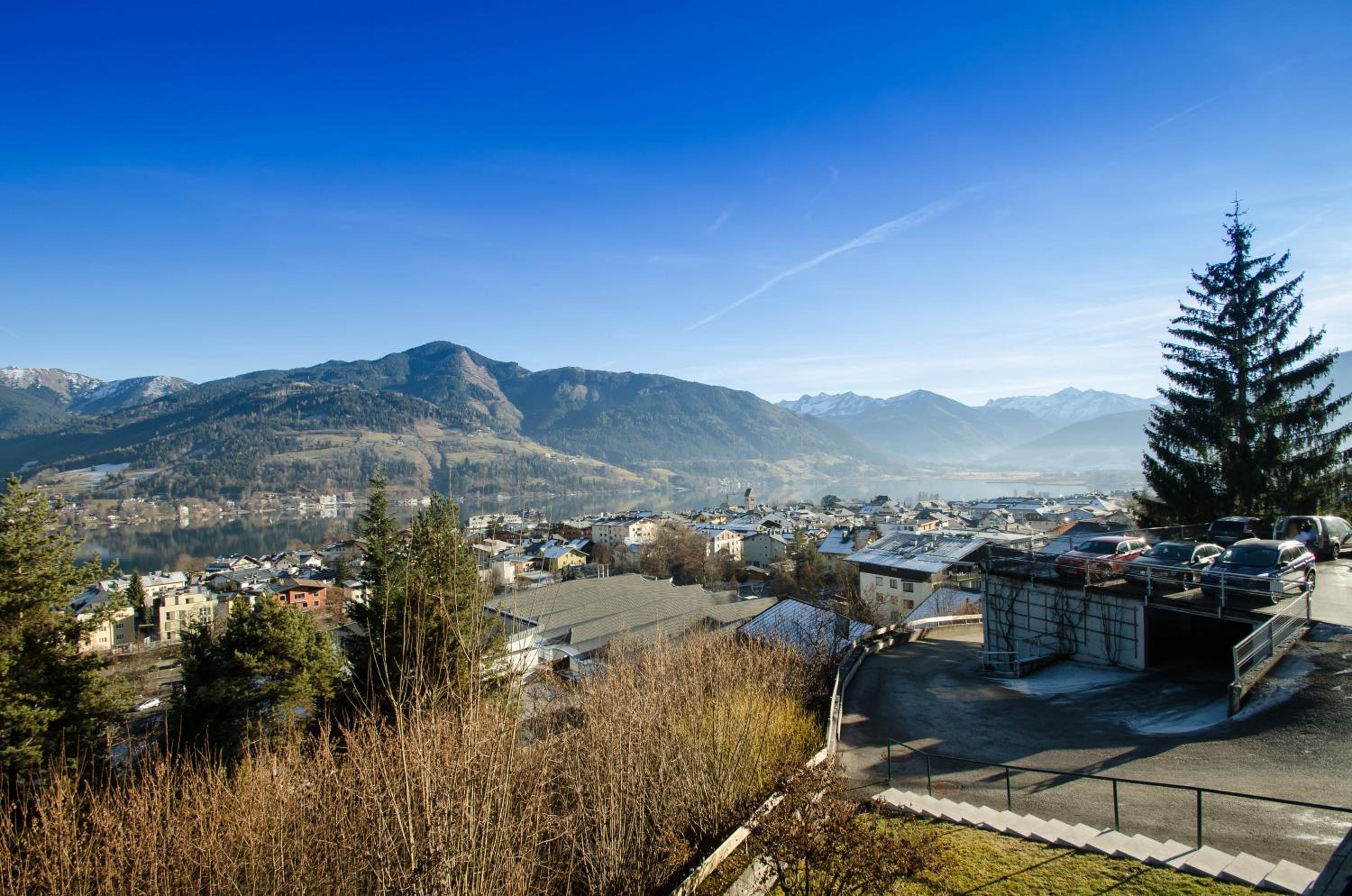 One-Bedroom Apartment with Lake View photo 2