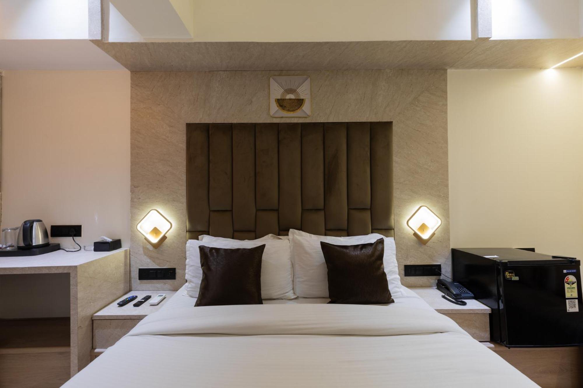 Deluxe Room - Photo 12