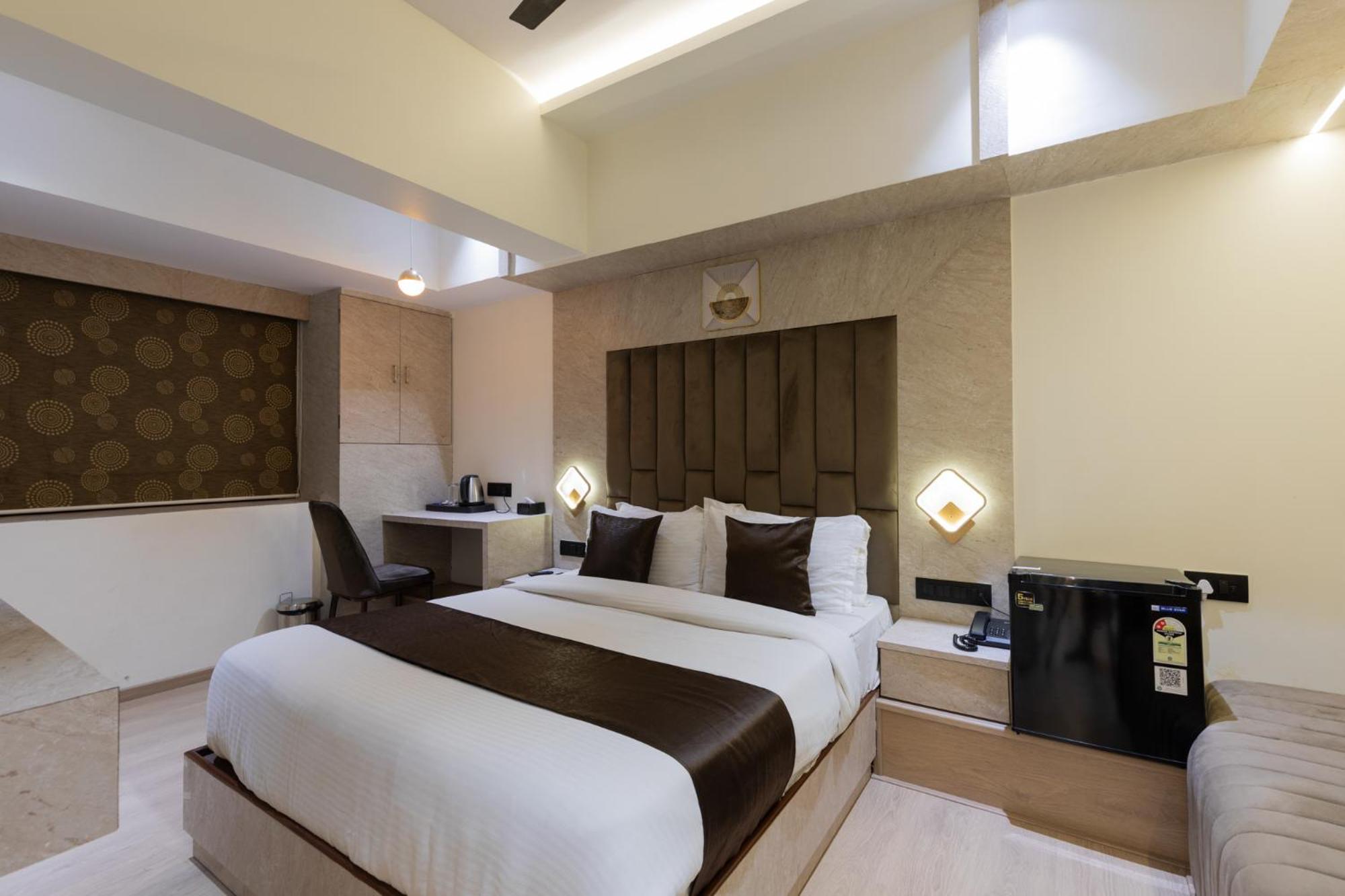 Deluxe Room - Photo 11