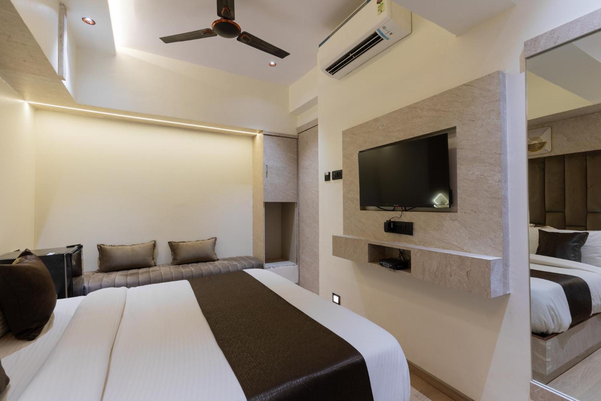 Deluxe Room - Photo 13
