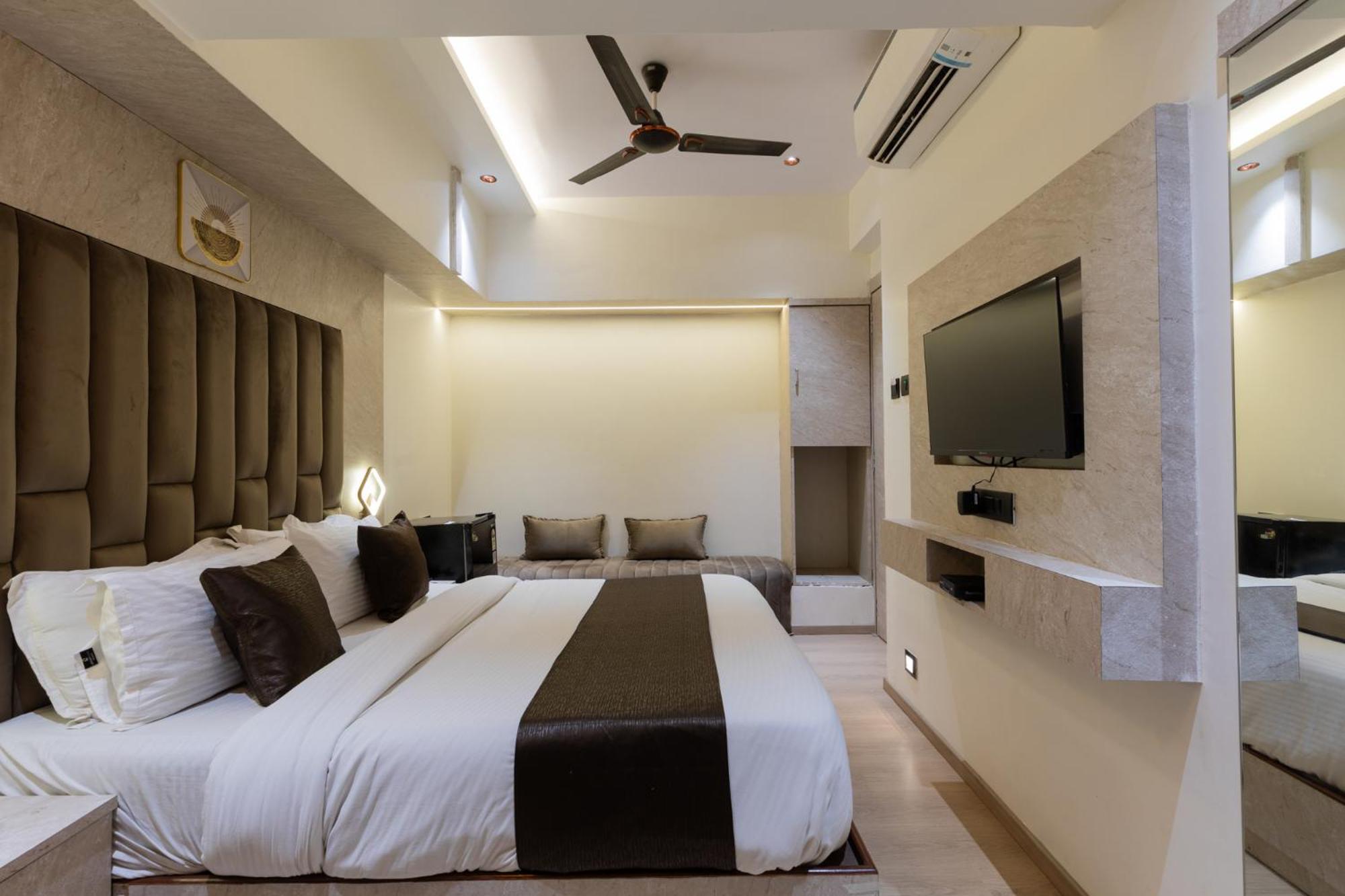 Deluxe Room - Photo 16