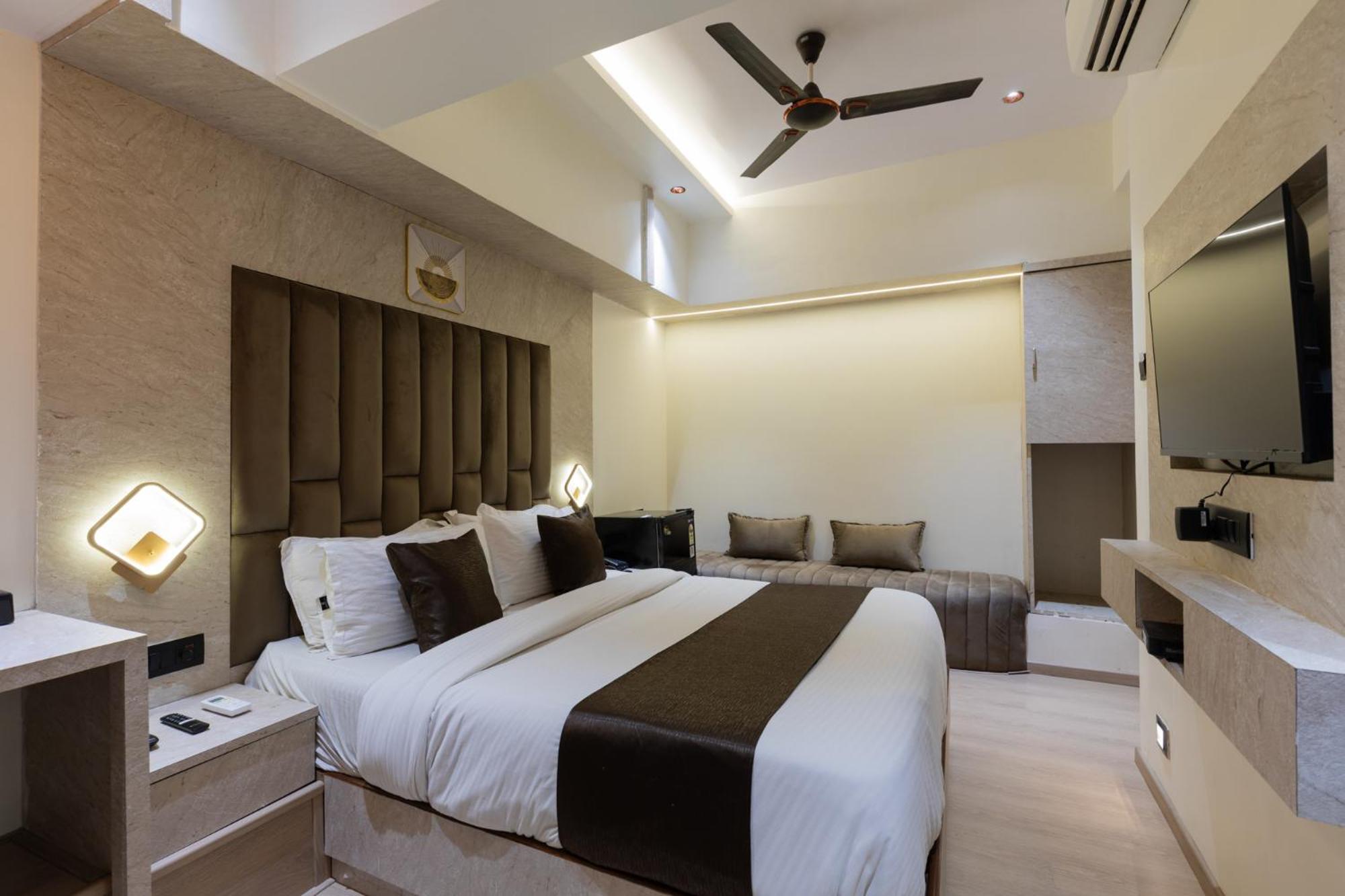 Deluxe Room - Photo 15