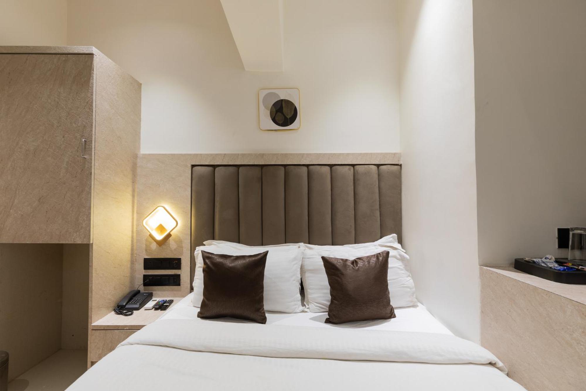 Deluxe Room - Photo 3