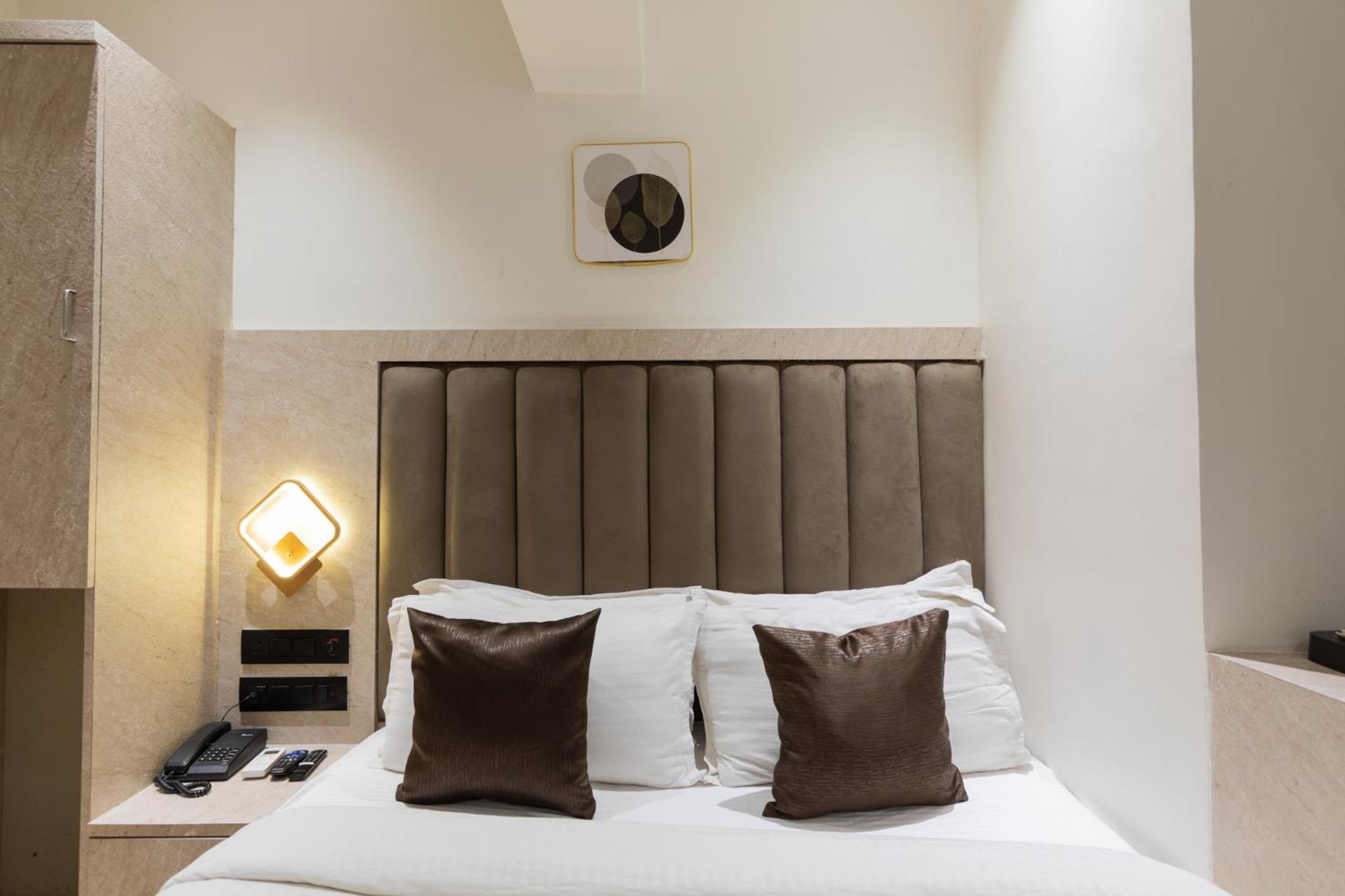 Deluxe Room - Photo 2