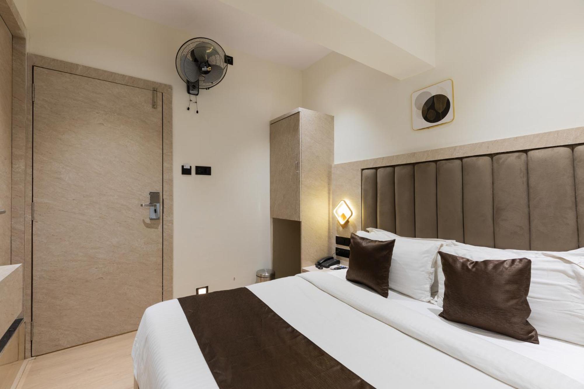 Deluxe Room - Photo 5