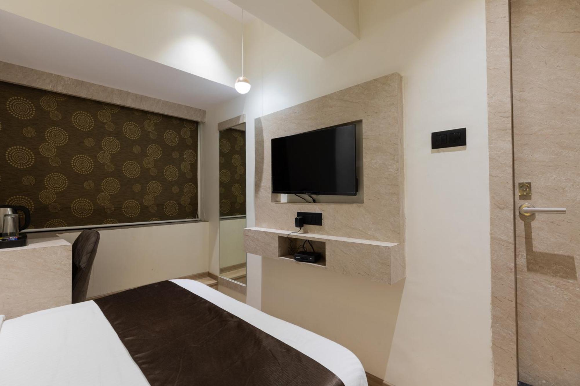 Deluxe Room - Photo 6